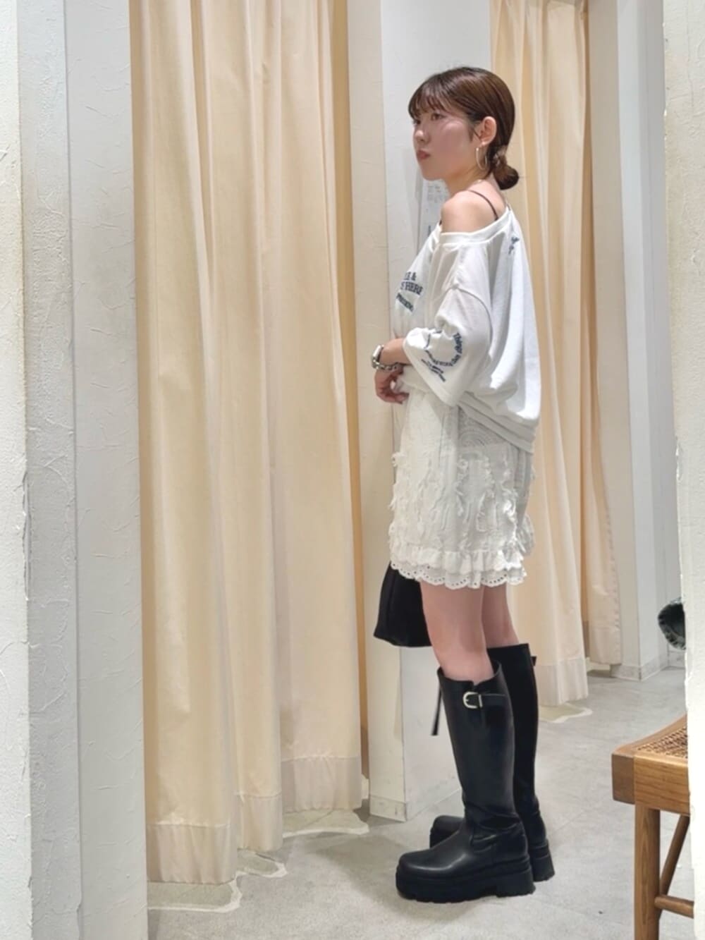 ホワイト系のその他パンツ、ホワイト系のTシャツ/カットソー、ブラック系のハンドバッグを着用したレディースの夏コーディネートの4枚目の写真