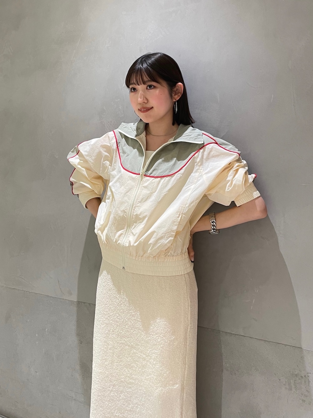 ホワイト系のスカート、ホワイト系のブルゾンを着用したレディースの冬コーディネートの2枚目の写真