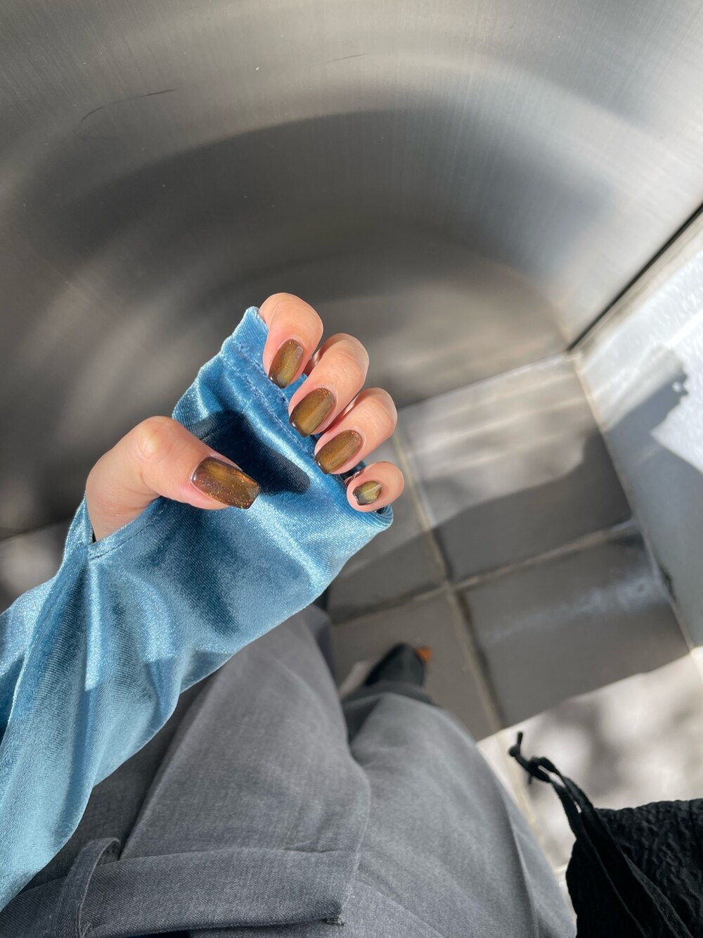 ブラック系のブーツ、ブラック系のハンドバッグ、ブルー系のTシャツ/カットソーを着用したレディースの秋コーディネートの6枚目の写真