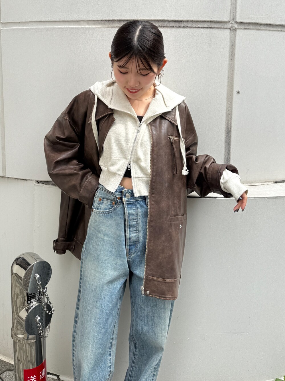 ブルー系のデニムパンツ、グリーン系のスリッポン、ホワイト系のパーカーを着用したレディースの秋コーディネートの6枚目の写真