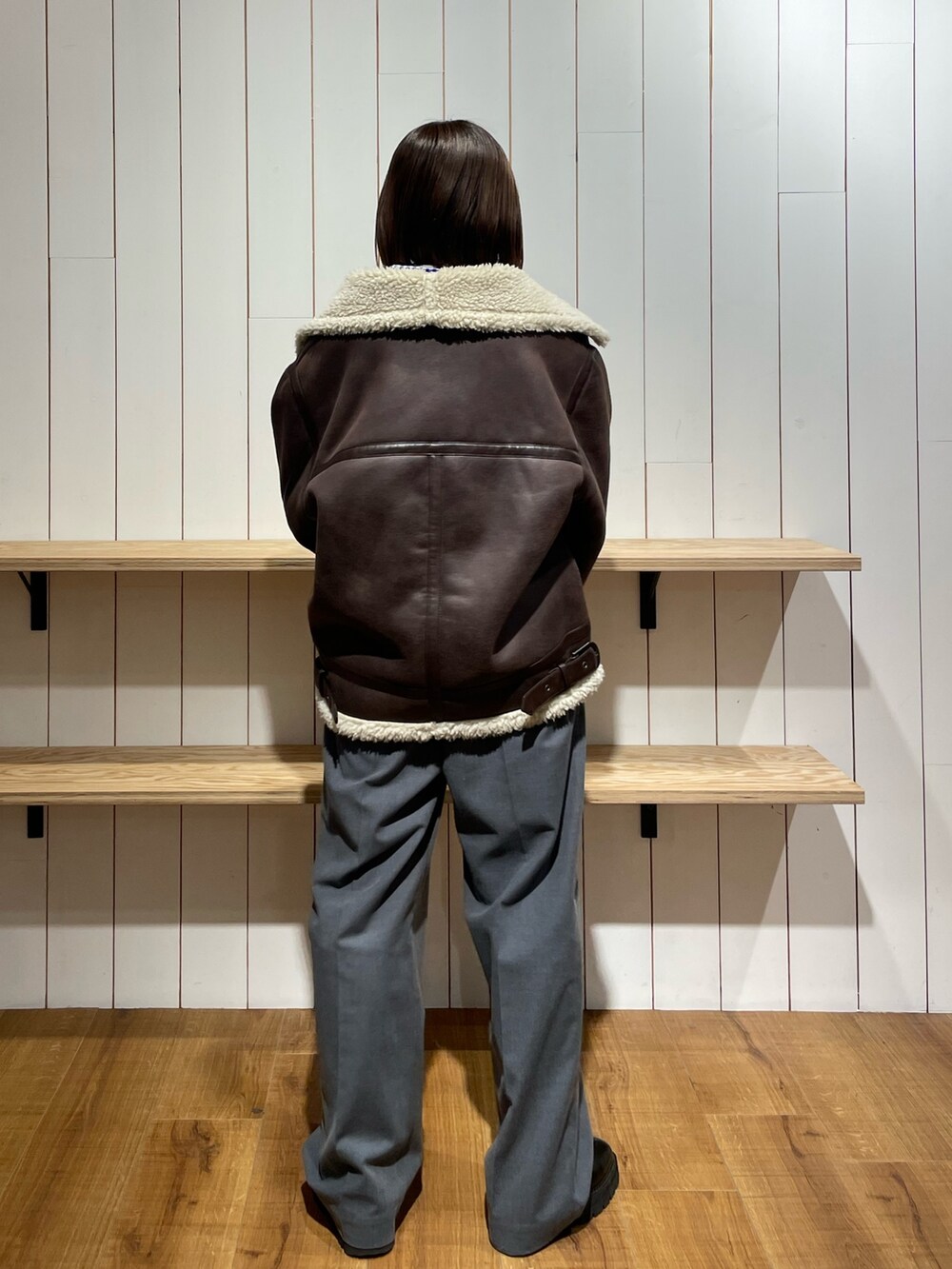 ブルー系のシャツ/ブラウス、ブラウン系のムートンコート、グレー系のその他パンツを着用したレディースの冬コーディネートの5枚目の写真