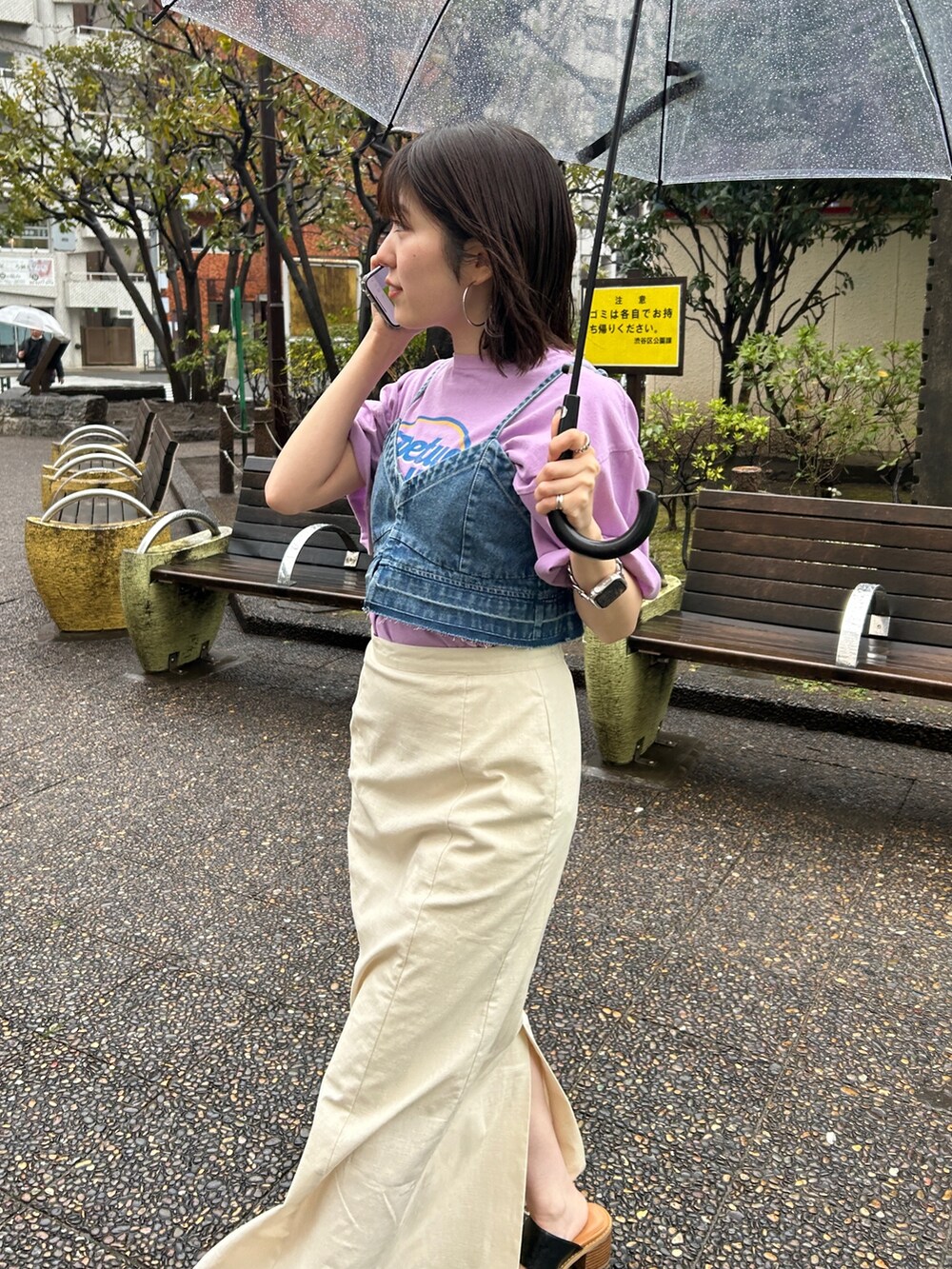 ブラック系のサンダル、ブルー系のキャミソール、パープル系のTシャツ/カットソーを着用したレディースの春コーディネートの2枚目の写真