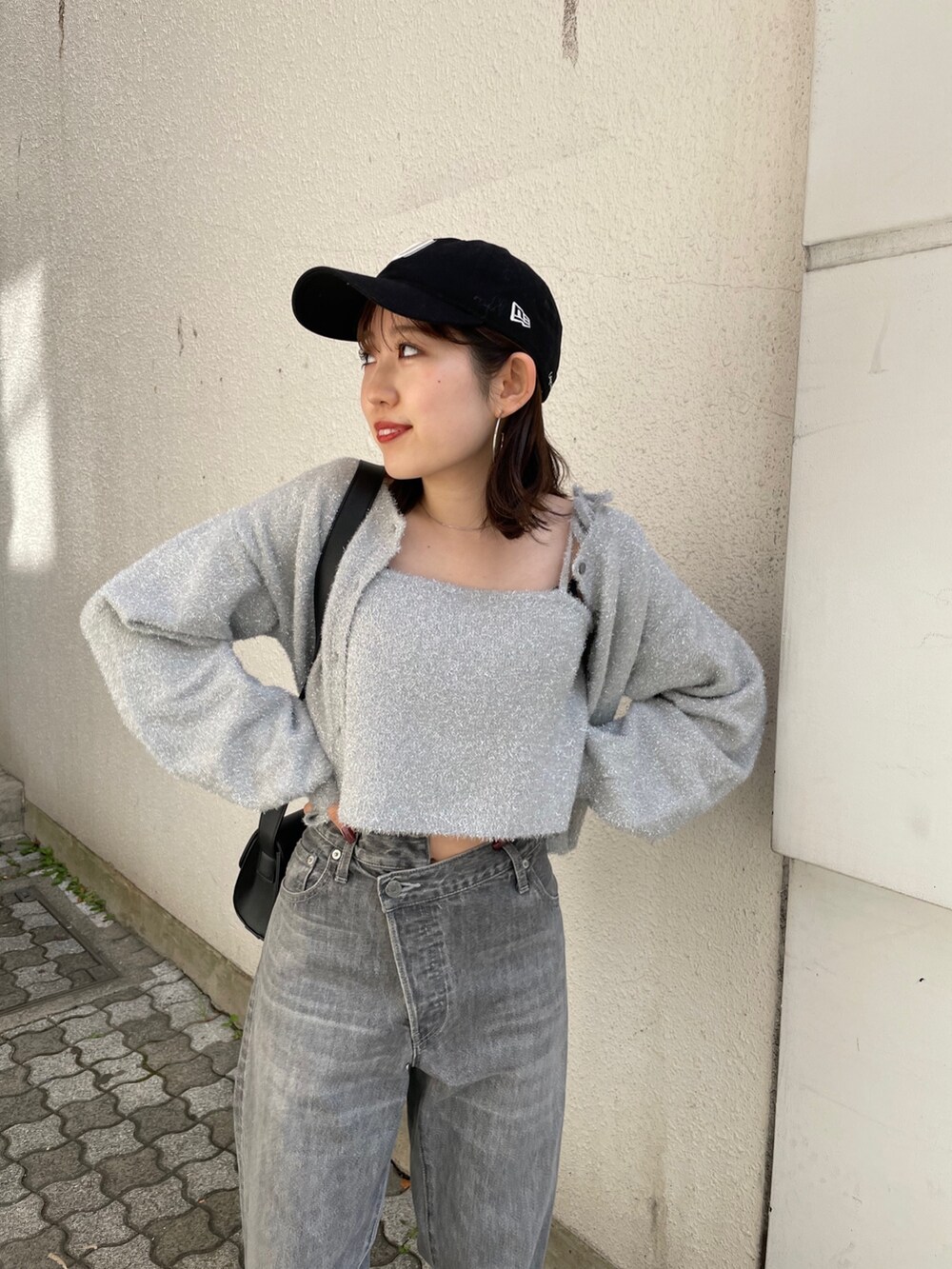 ブラック系のショルダーバッグ、ブラック系のブーツ、ブラック系のデニムパンツを着用したレディースの冬コーディネートの8枚目の写真