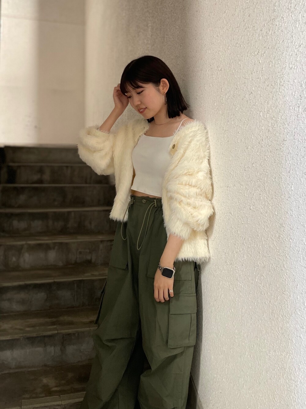 ホワイト系のカーディガン/ボレロ、グリーン系のカーゴパンツを着用したレディースの秋コーディネートの2枚目の写真