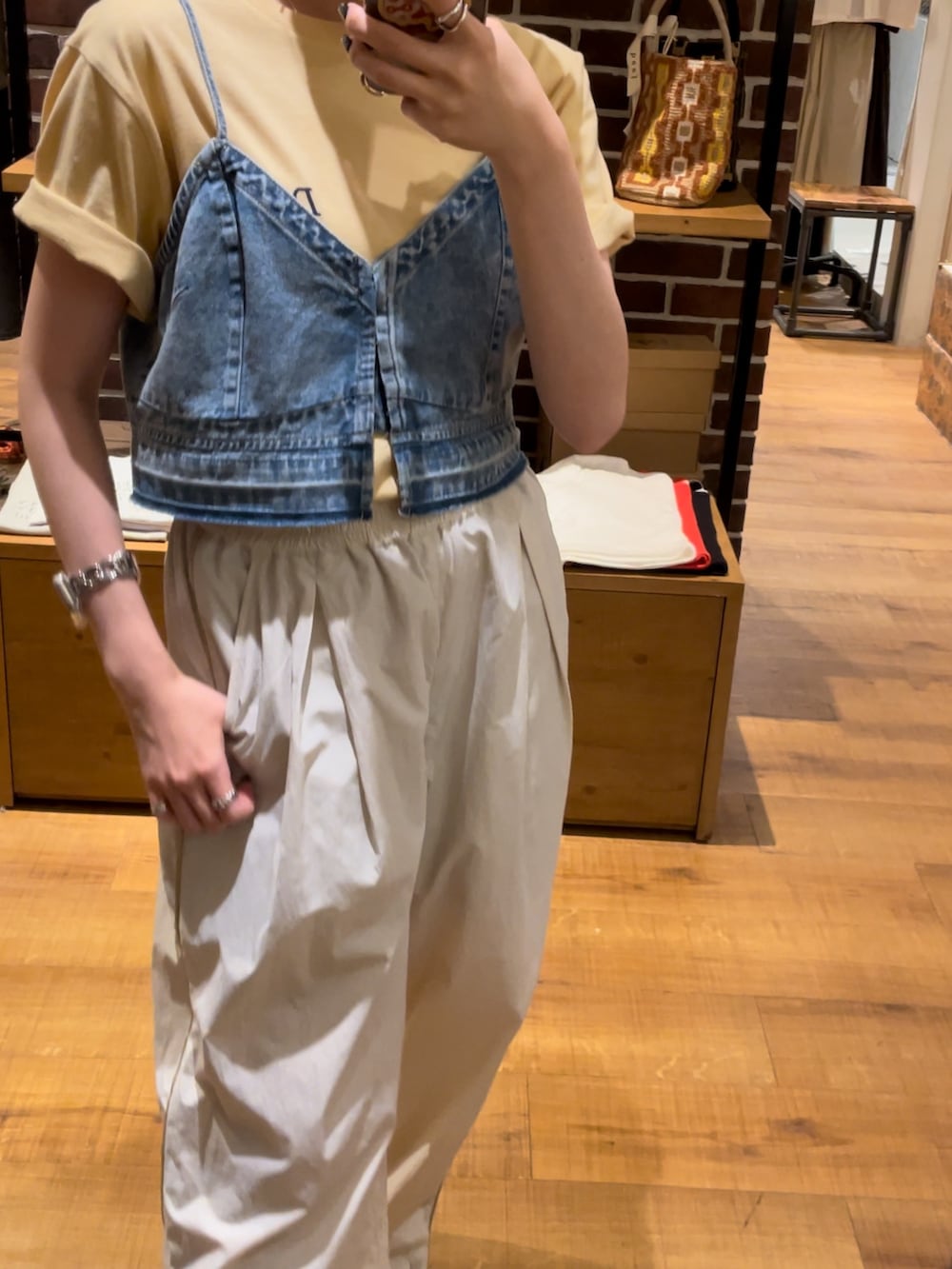 ホワイト系のその他パンツ、ブルー系のキャミソール、イエロー系のTシャツ/カットソーを着用したレディースの夏コーディネートの3枚目の写真