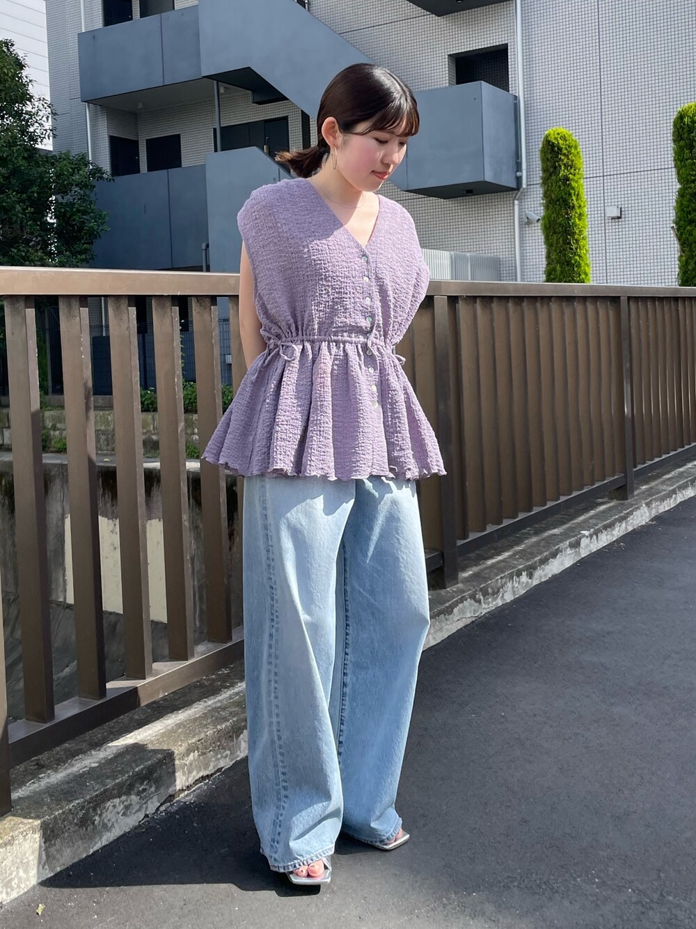 シルバー系のサンダル、グレー系のキャミソール、パープル系のシャツ/ブラウスを着用したレディースの夏コーディネートの3枚目の写真