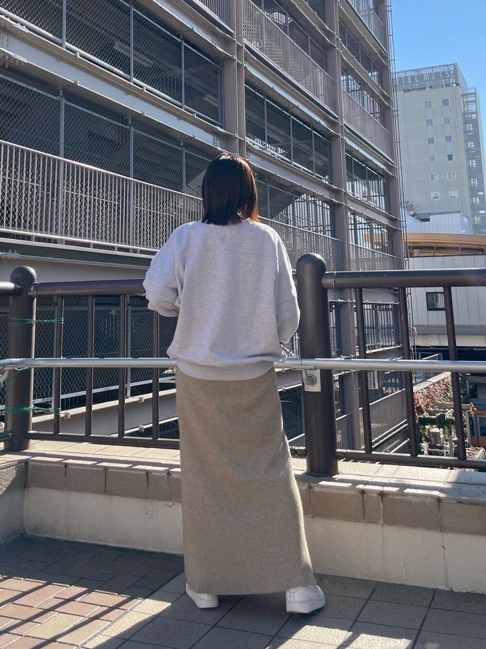 グレー系のスウェット、その他のワンピースを着用したレディースの秋コーディネートの3枚目の写真