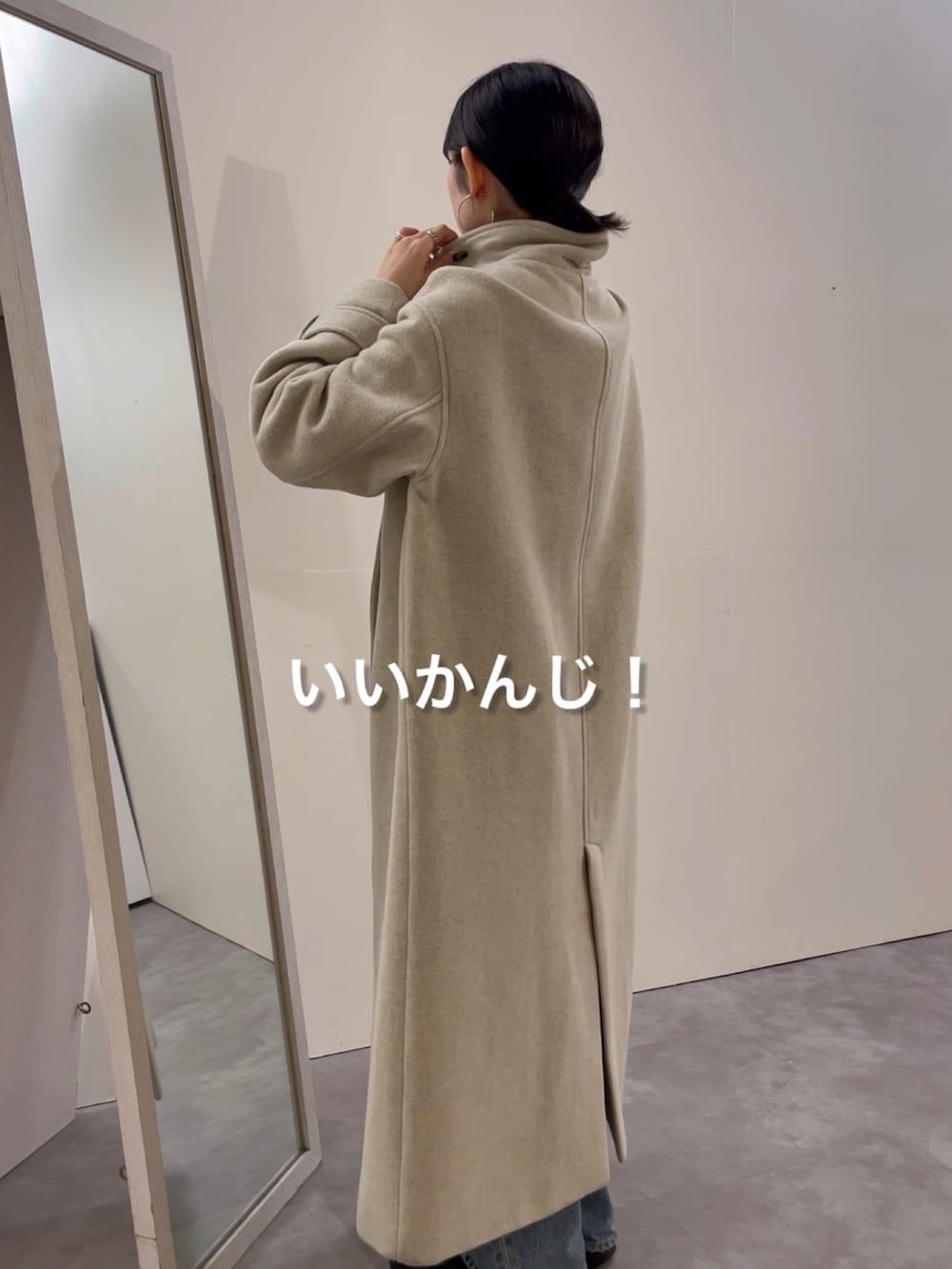 ブルー系のデニムパンツ、ブラック系のブーツ、レッド系のニット/セーターを着用したレディースの冬コーディネートの6枚目の写真