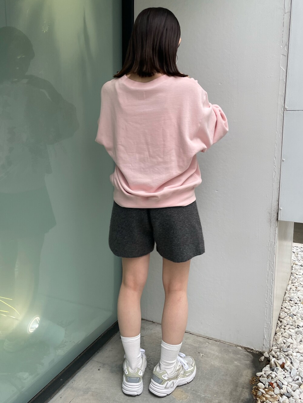 ピンク系のスウェット、グレー系のその他パンツを着用したレディースの秋コーディネートの4枚目の写真