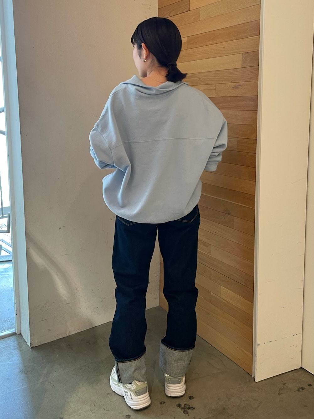 ブルー系のデニムパンツ、ブルー系のスウェットを着用したレディースの春コーディネートの3枚目の写真