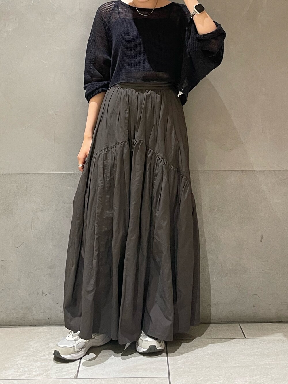 グレー系のスカート、グレー系のTシャツ/カットソーを着用したレディースの夏コーディネートの7枚目の写真