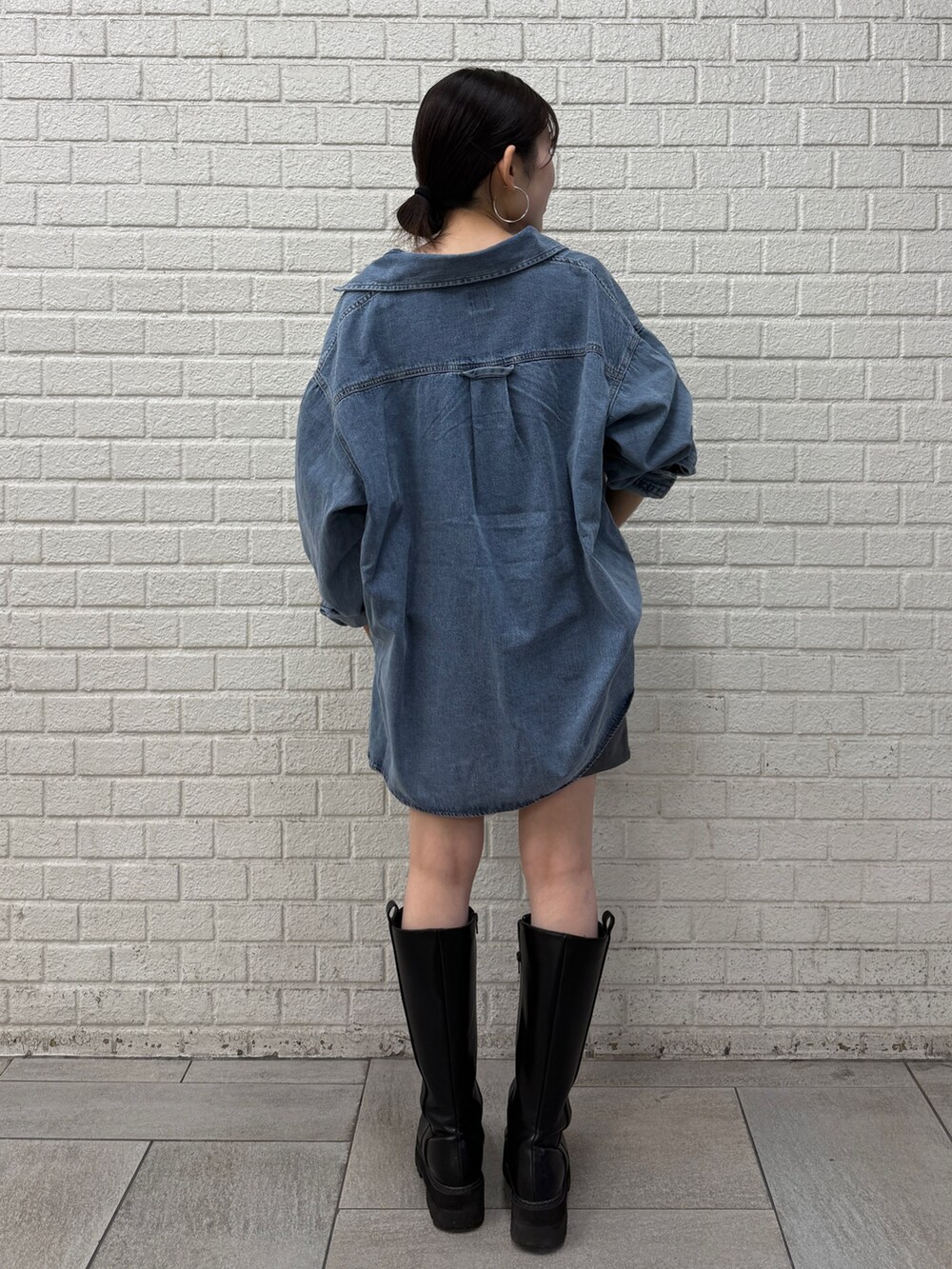 ブルー系のシャツ/ブラウス、グレー系のスカートを着用したレディースの秋コーディネートの6枚目の写真