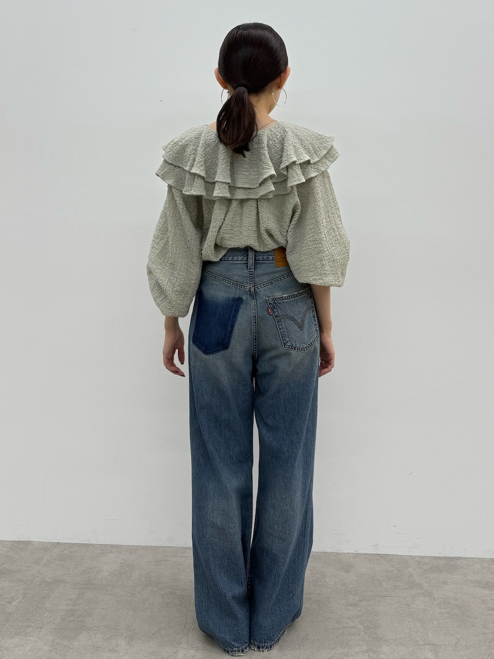 ブルー系のデニムパンツ、ブラウン系のローファー、ブルー系のシャツ/ブラウスを着用したレディースの秋コーディネートの4枚目の写真