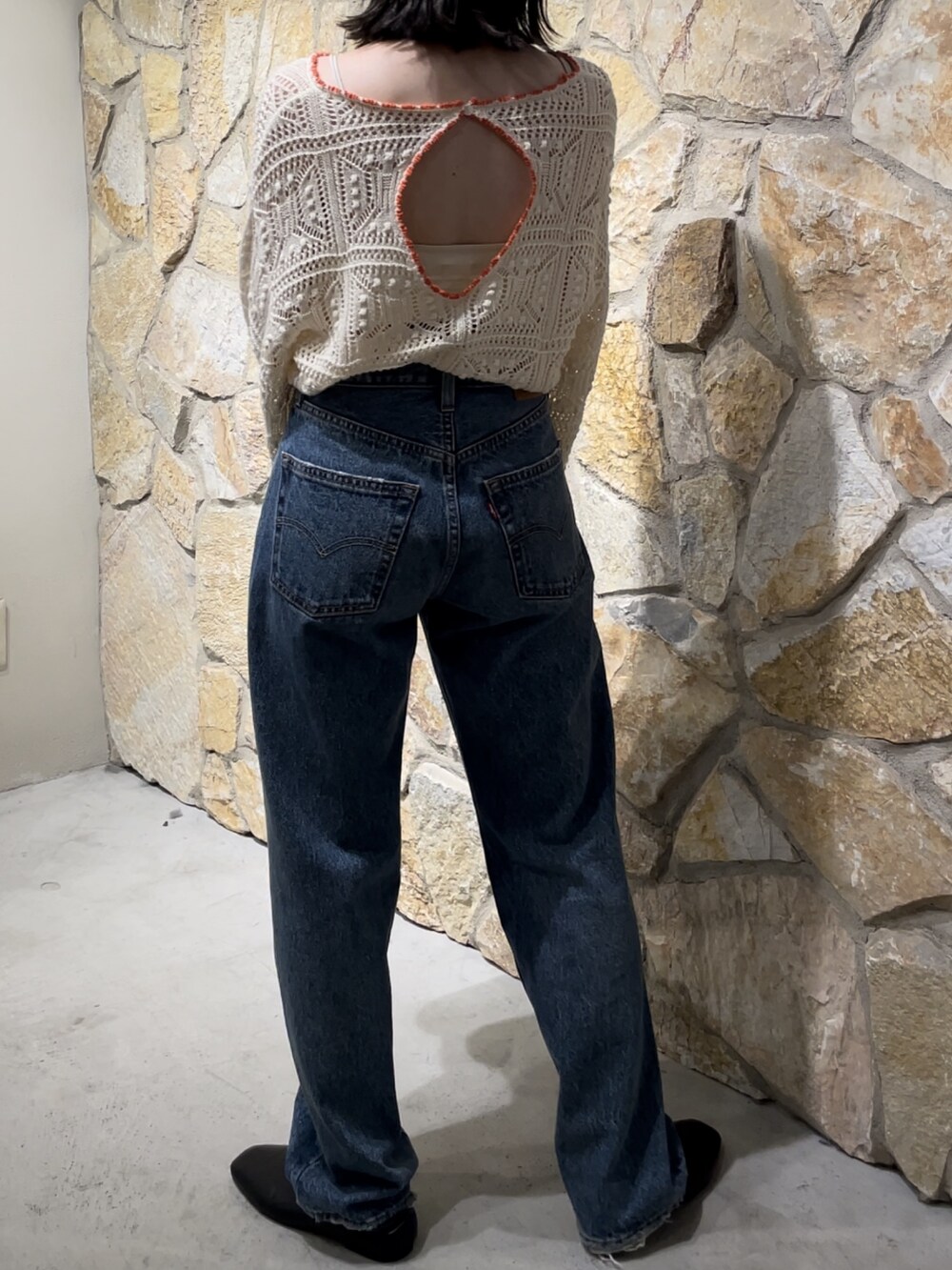 ホワイト系のショルダーバッグ、ホワイト系のニット/セーター、ホワイト系のキャミソールを着用したレディースの夏コーディネートの3枚目の写真