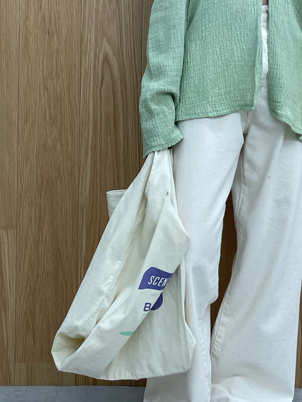 グレー系のキャミソール、シルバー系のサンダル、ホワイト系のエコバッグ/サブバッグを着用したレディースの夏コーディネートの6枚目の写真