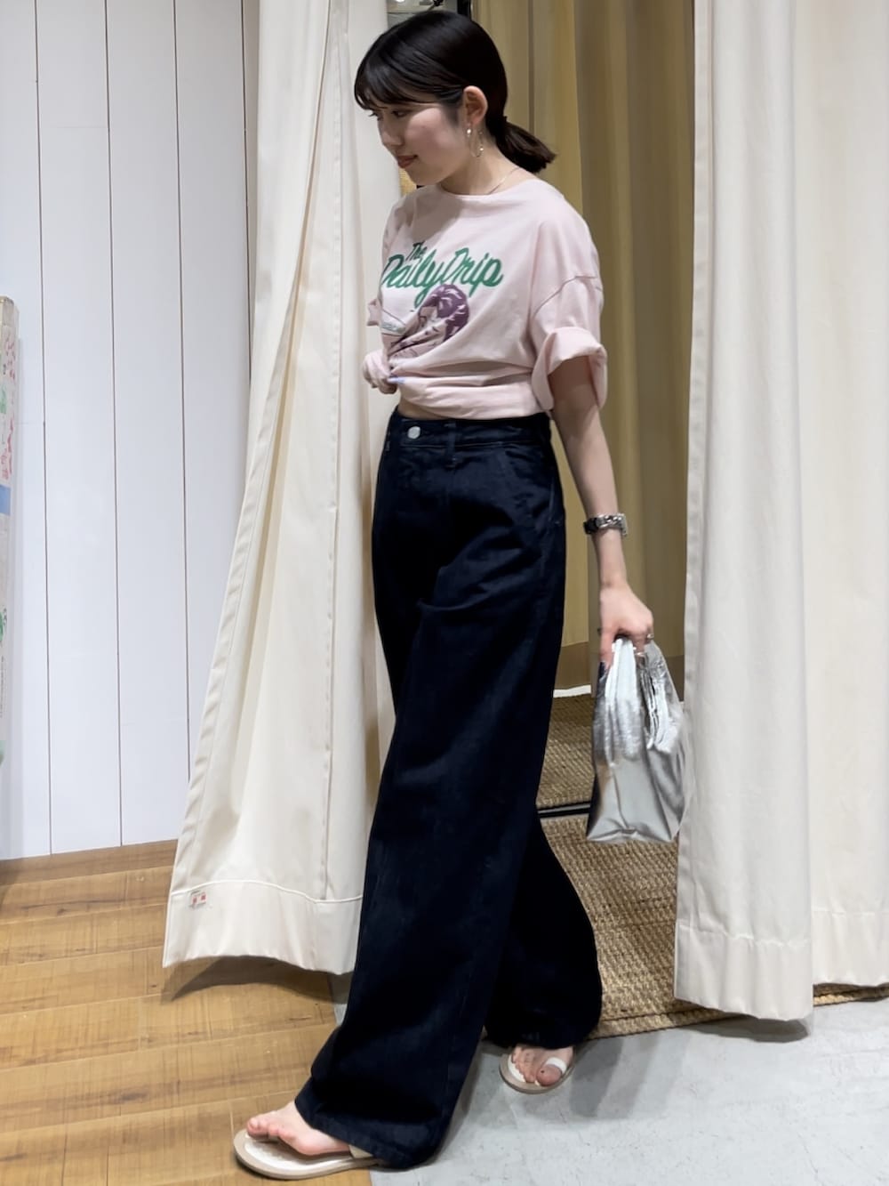 シルバー系のハンドバッグ、ホワイト系のサンダル、ピンク系のTシャツ/カットソーを着用したレディースの夏コーディネートの4枚目の写真