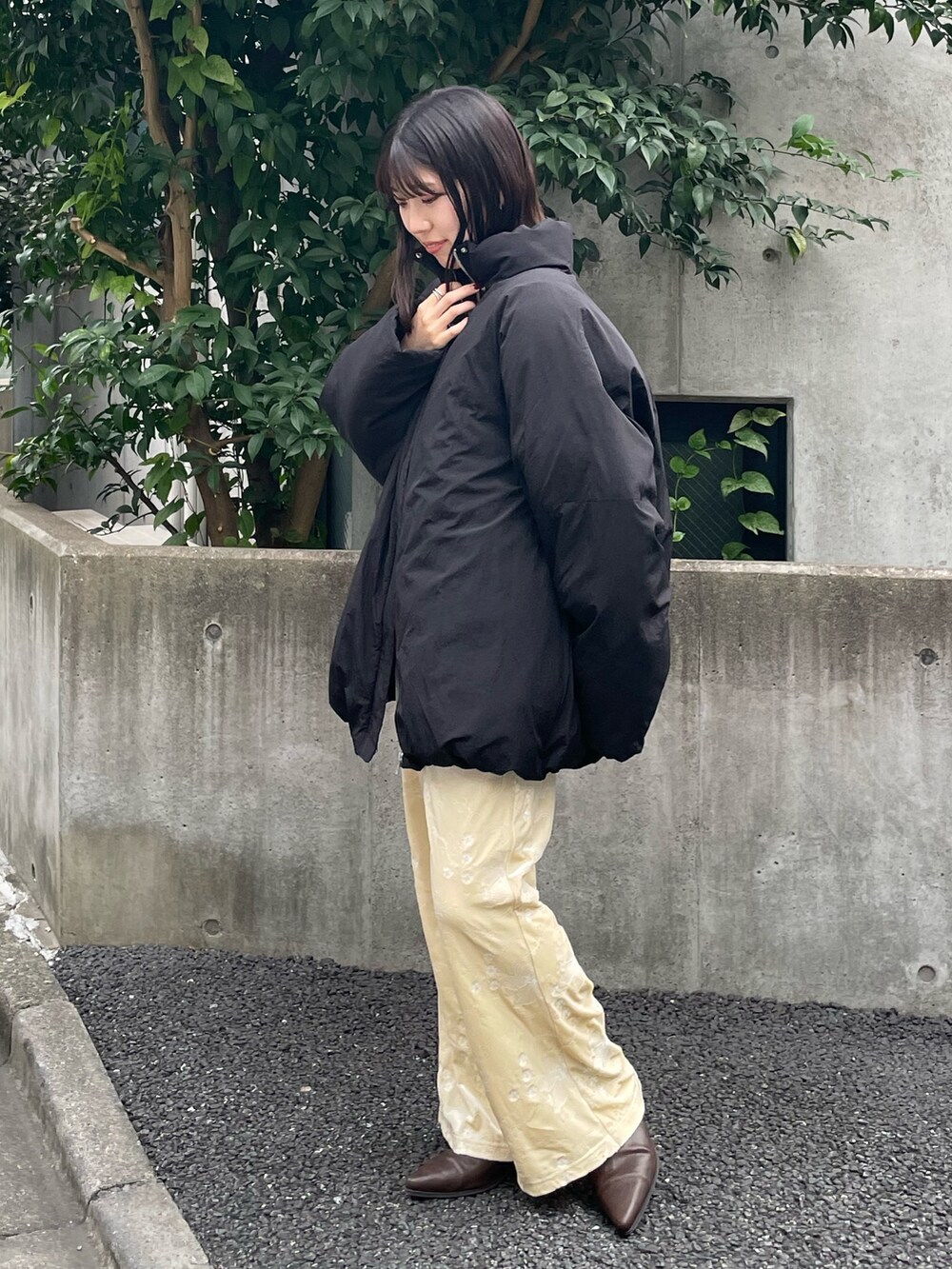 ホワイト系のキャミソール、ホワイト系のその他パンツ、ブラウン系のブーツを着用したレディースの冬コーディネートの4枚目の写真
