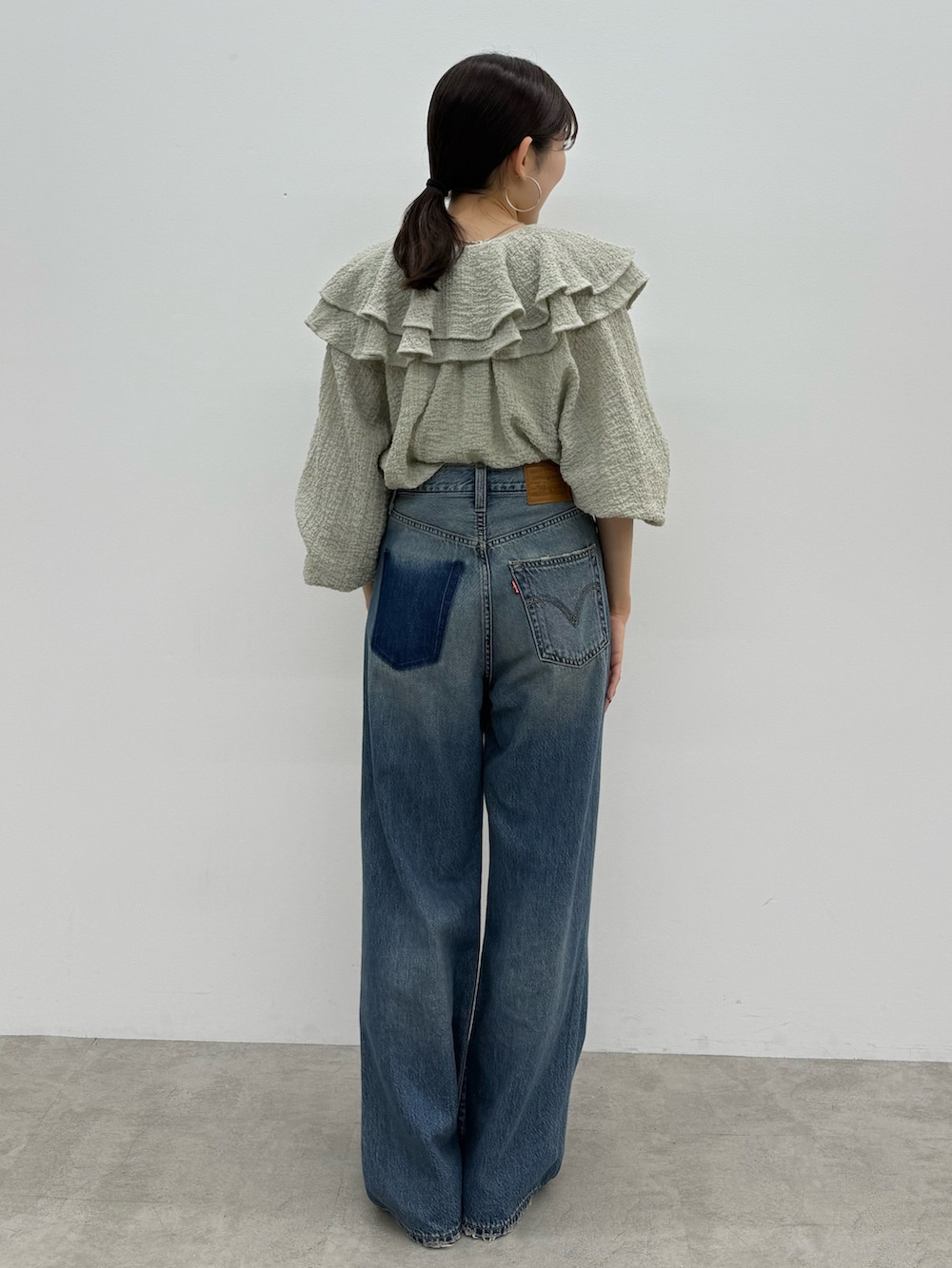 ブルー系のデニムパンツ、ブラウン系のローファー、ブルー系のシャツ/ブラウスを着用したレディースの秋コーディネートの5枚目の写真