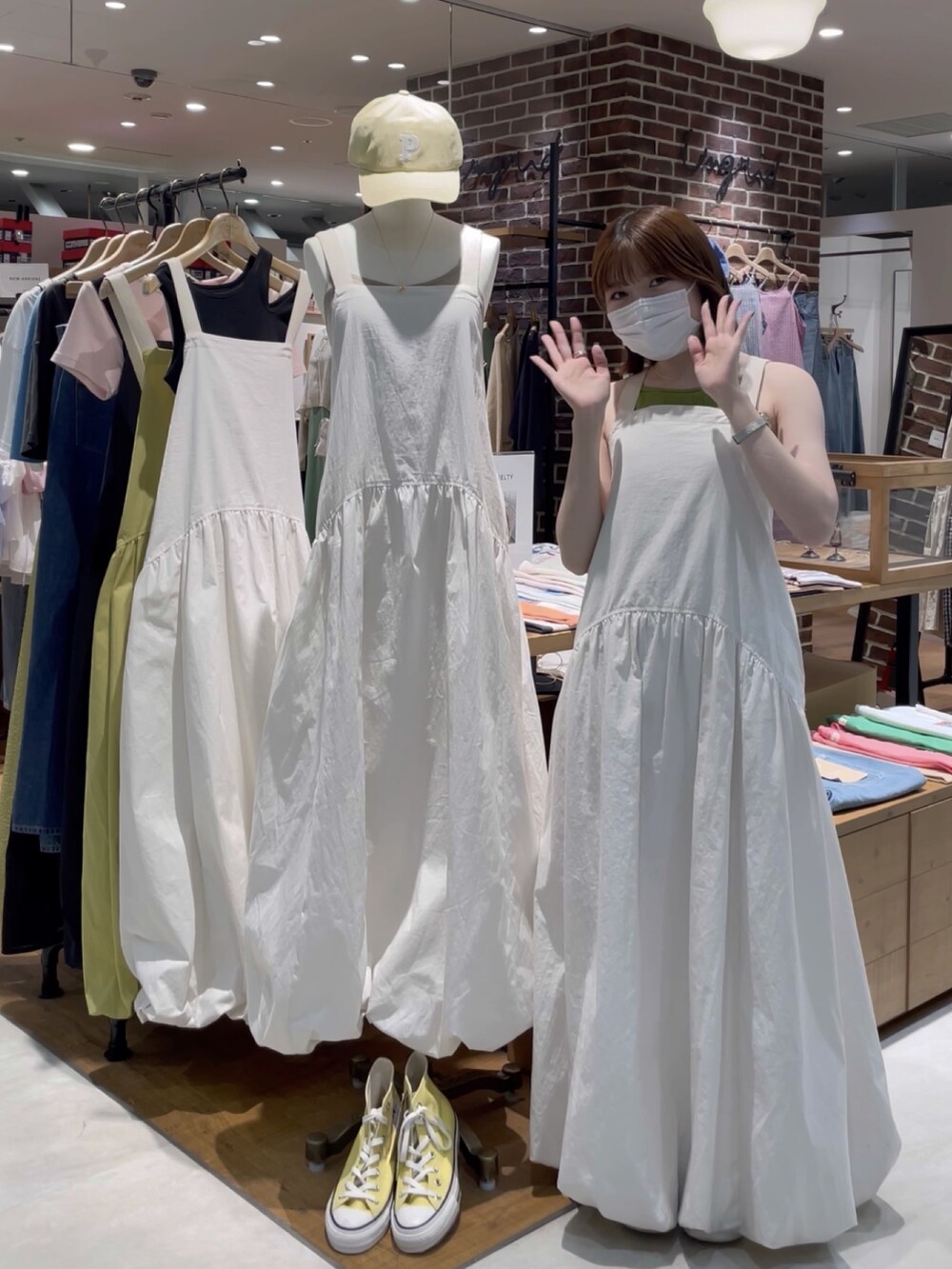 ホワイト系のワンピースを着用したレディースの夏コーディネートの3枚目の写真