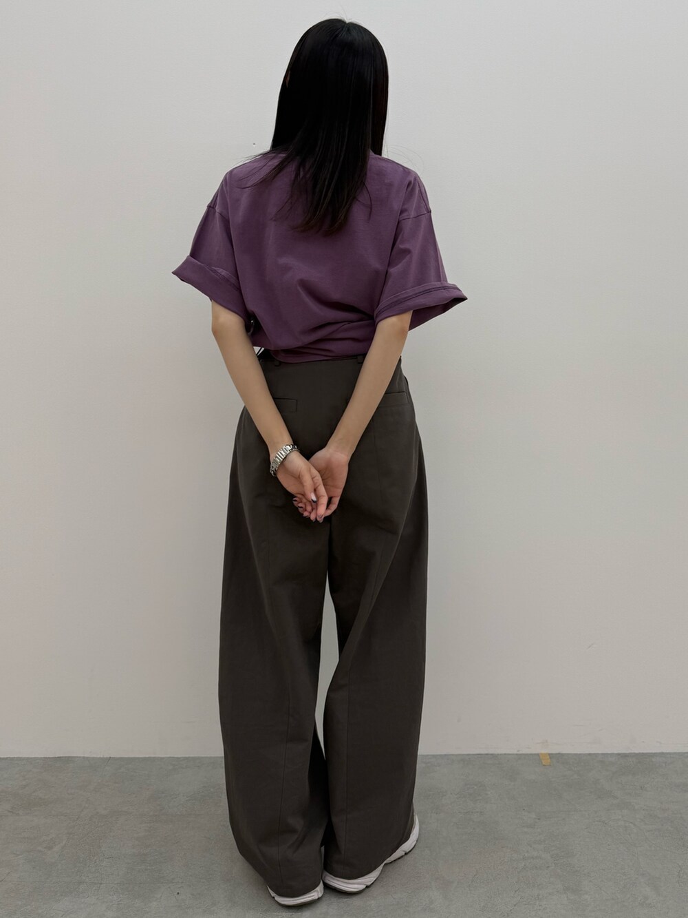 グレー系のチノパンツ、パープル系のTシャツ/カットソーを着用したレディースの春コーディネートの4枚目の写真