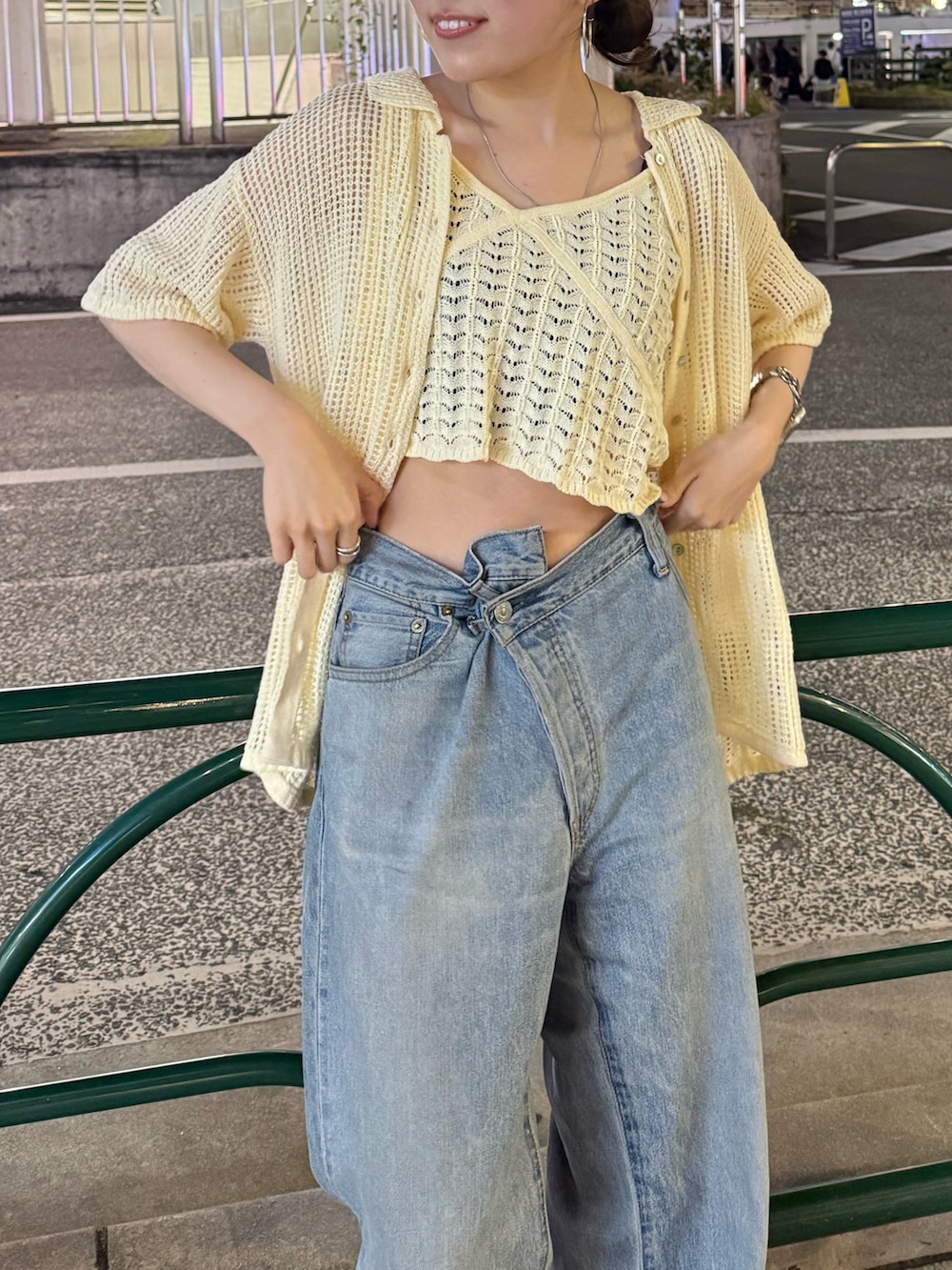 ブルー系のデニムパンツ、ホワイト系のカーディガン/ボレロを着用したレディースの春コーディネートの6枚目の写真