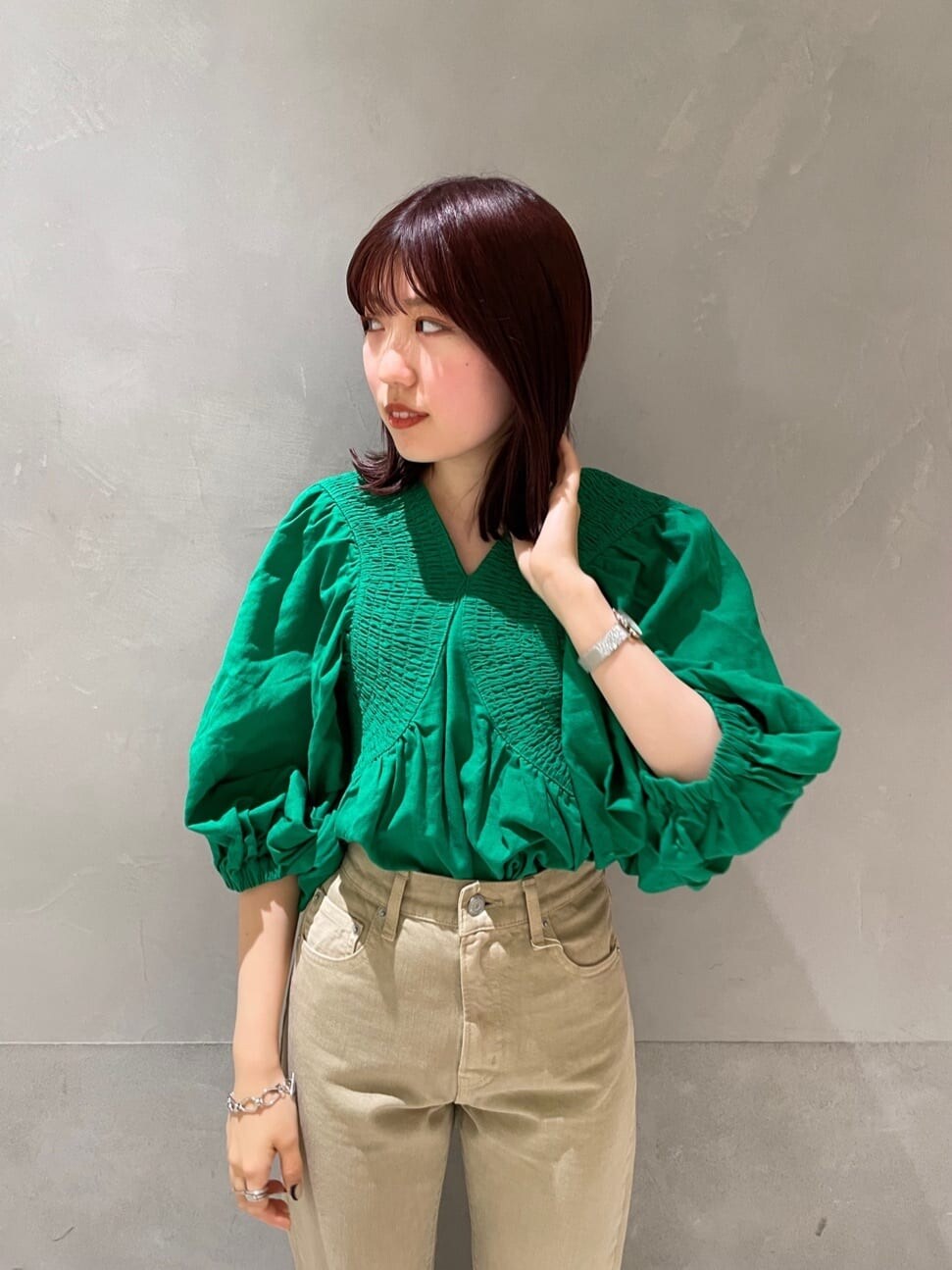 グリーン系のシャツ/ブラウスを着用したレディースの夏コーディネートの4枚目の写真