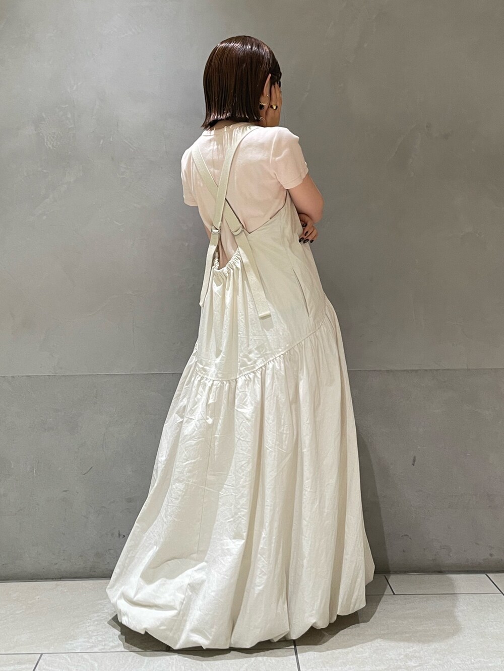 ホワイト系のワンピース、ピンク系のTシャツ/カットソーを着用したレディースの夏コーディネートの4枚目の写真