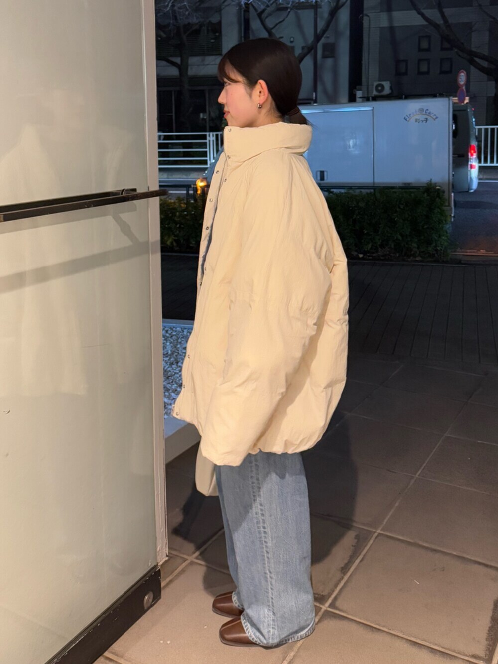 ブラウン系のブーツ、ブルー系のデニムパンツ、ホワイト系のブルゾンを着用したレディースの冬コーディネートの3枚目の写真