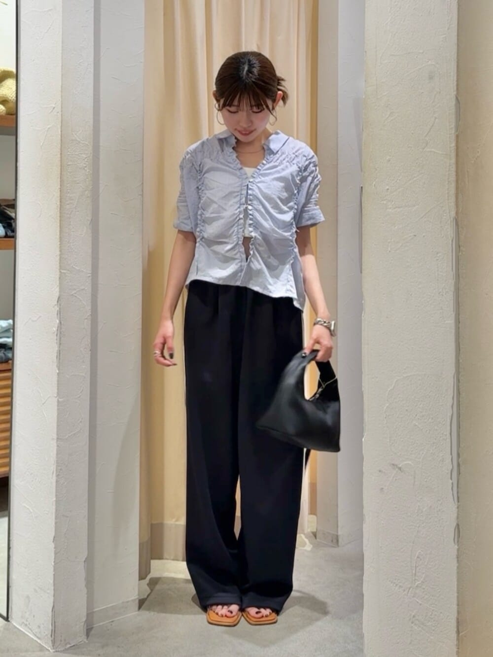 その他のサンダル、ブラック系のハンドバッグ、ブルー系のその他パンツを着用したレディースの夏コーディネートの5枚目の写真