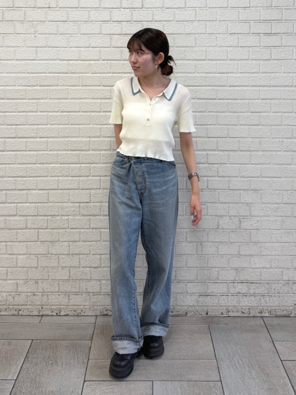 ブルー系のデニムパンツ、ホワイト系のニット/セーターを着用したレディースの夏コーディネートの2枚目の写真