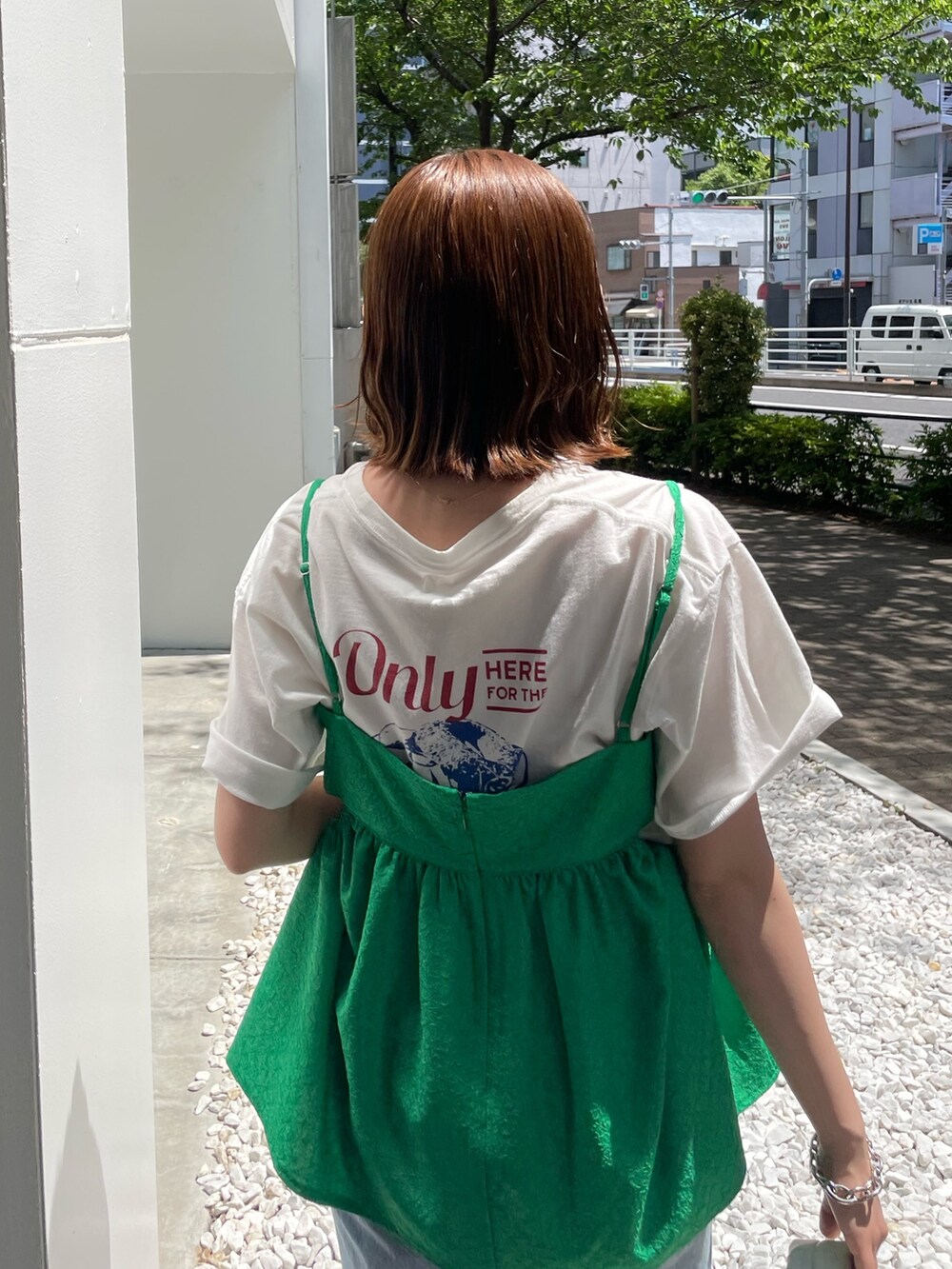 ホワイト系のハンドバッグ、ブルー系のデニムパンツ、グリーン系のシャツ/ブラウスを着用したレディースの春コーディネートの6枚目の写真