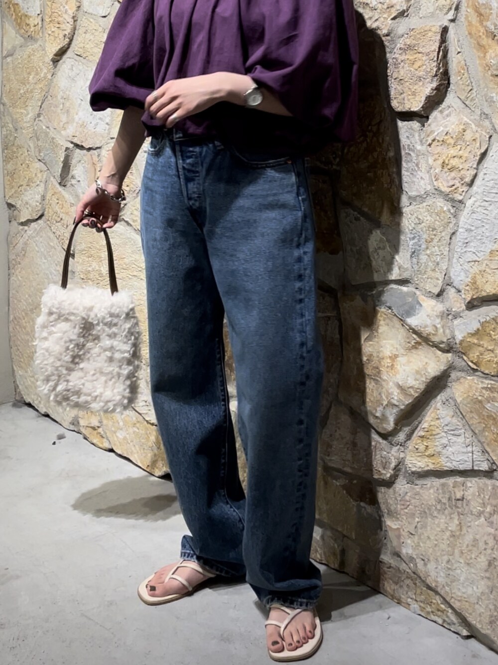 パープル系のシャツ/ブラウス、ホワイト系のサンダル、ブルー系のデニムパンツを着用したレディースの夏コーディネートの3枚目の写真