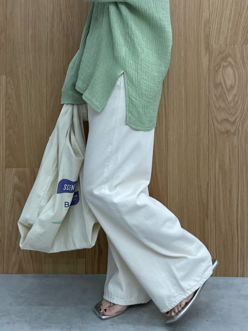 グレー系のキャミソール、シルバー系のサンダル、ホワイト系のエコバッグ/サブバッグを着用したレディースの夏コーディネートの8枚目の写真