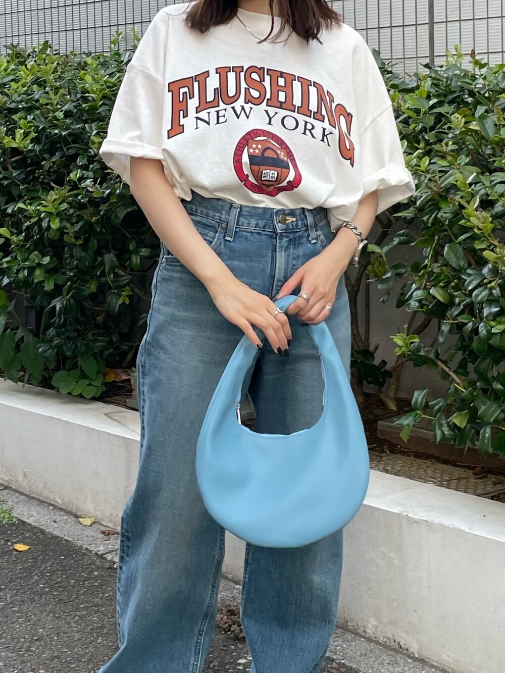 ホワイト系のTシャツ/カットソー、ブルー系のハンドバッグ、ブルー系のデニムパンツを着用したレディースの夏コーディネートの7枚目の写真