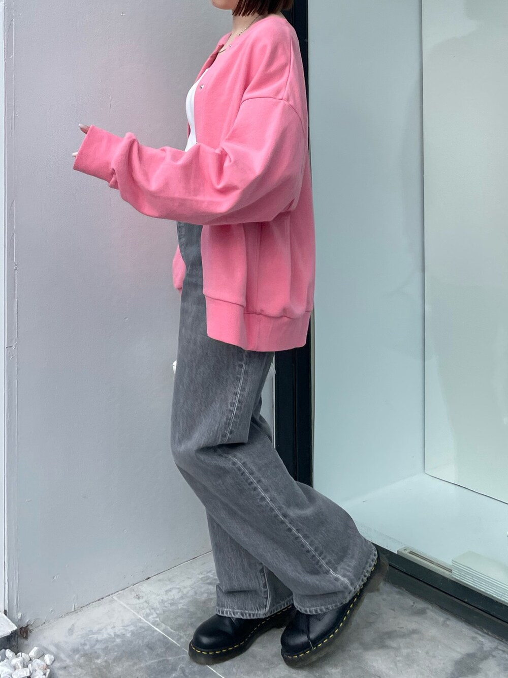 ピンク系のカーディガン/ボレロ、ホワイト系のハンドバッグ、ブラック系のデニムパンツを着用したレディースの冬コーディネートの7枚目の写真