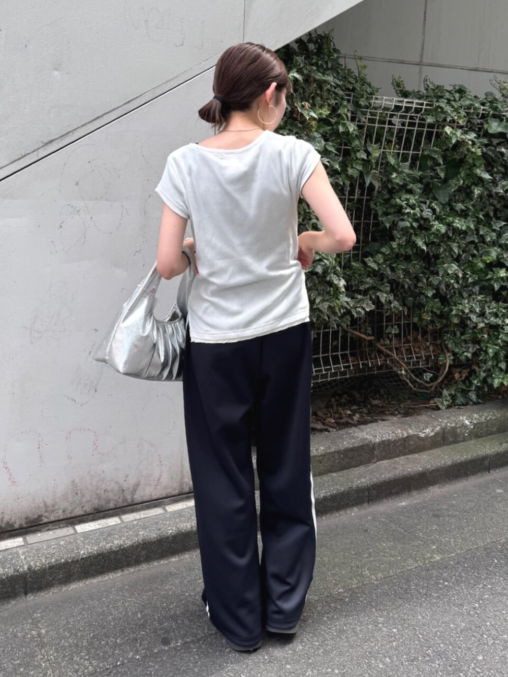 シルバー系のハンドバッグ、ブルー系のその他パンツ、ホワイト系のTシャツ/カットソーを着用したレディースの夏コーディネートの4枚目の写真