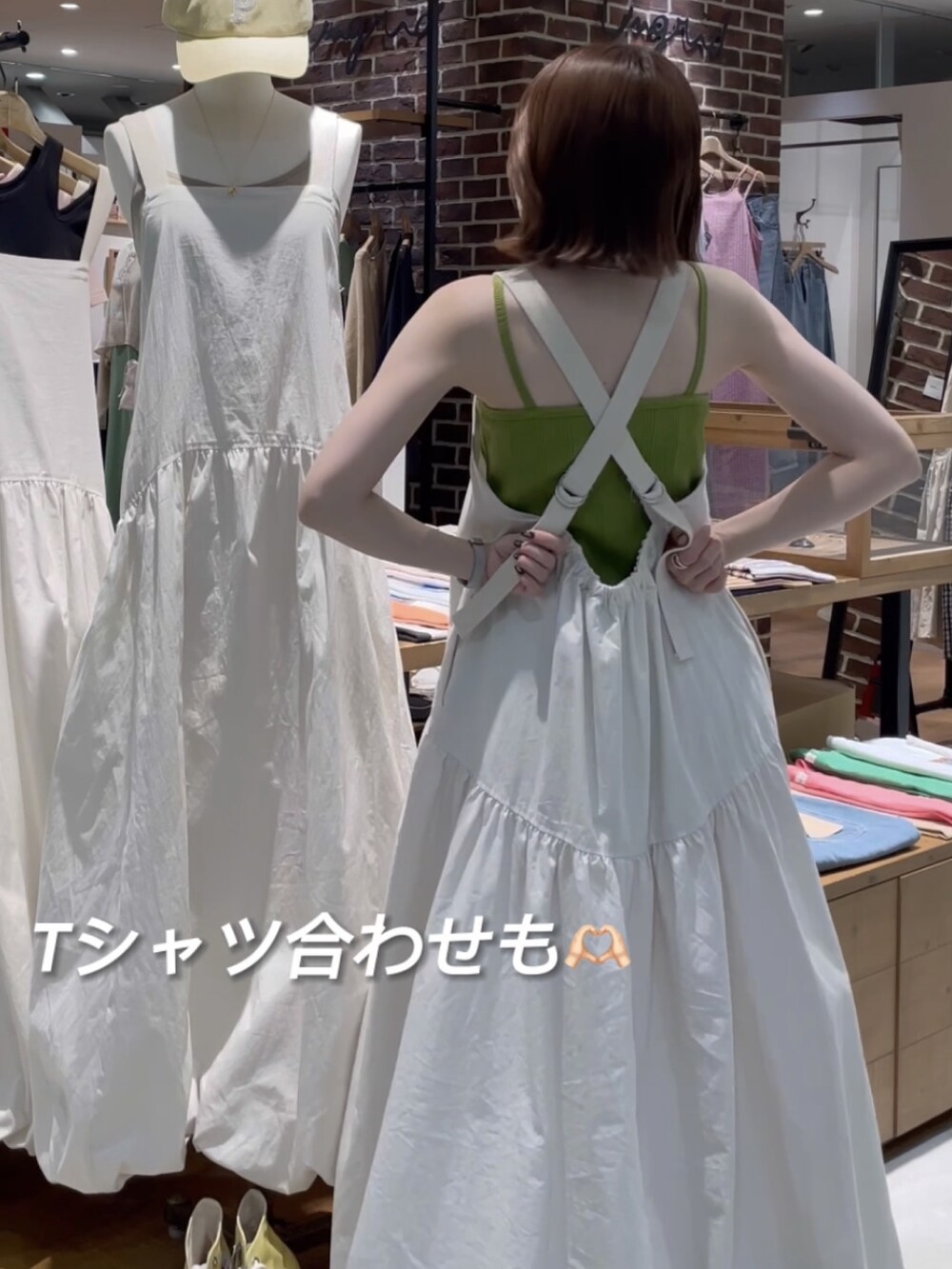 ホワイト系のワンピースを着用したレディースの夏コーディネートの4枚目の写真