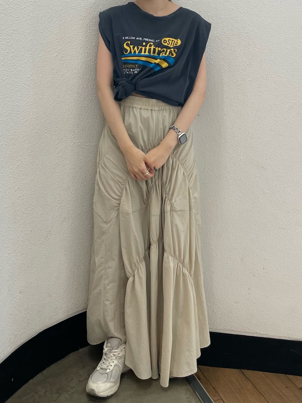 ホワイト系のスカート、グレー系のTシャツ/カットソーを着用したレディースの夏コーディネートの4枚目の写真