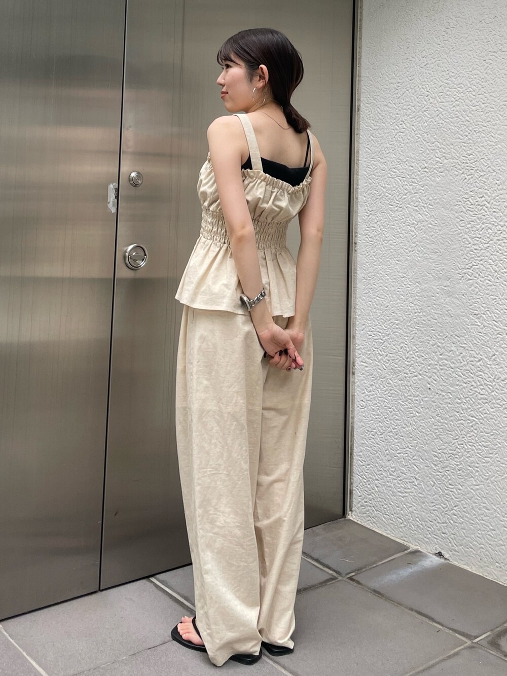 ホワイト系のキャミソール、ホワイト系のその他パンツ、ブラック系のキャミソールを着用したレディースの夏コーディネートの3枚目の写真
