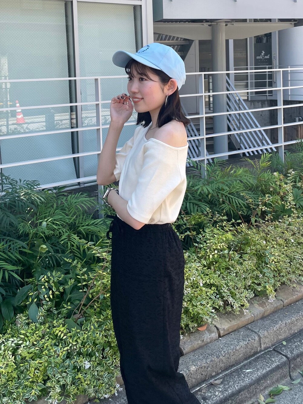 ホワイト系のサンダル、ブラック系のその他パンツ、ホワイト系のTシャツ/カットソーを着用したレディースの夏コーディネートの4枚目の写真