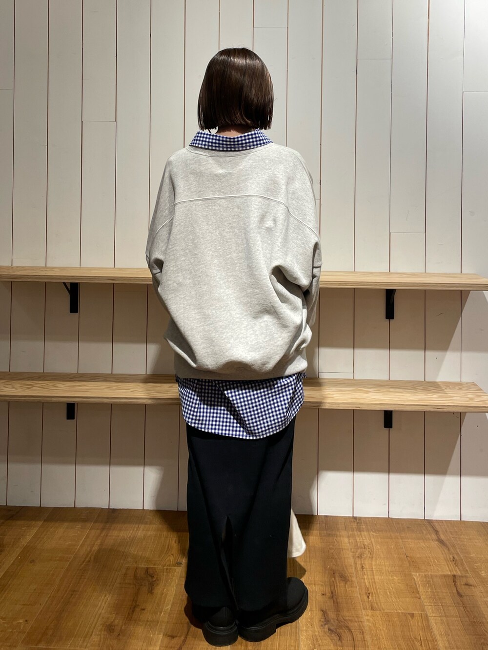 グレー系のスウェット、ブルー系のシャツ/ブラウス、ブラック系のワンピースを着用したレディースの冬コーディネートの5枚目の写真