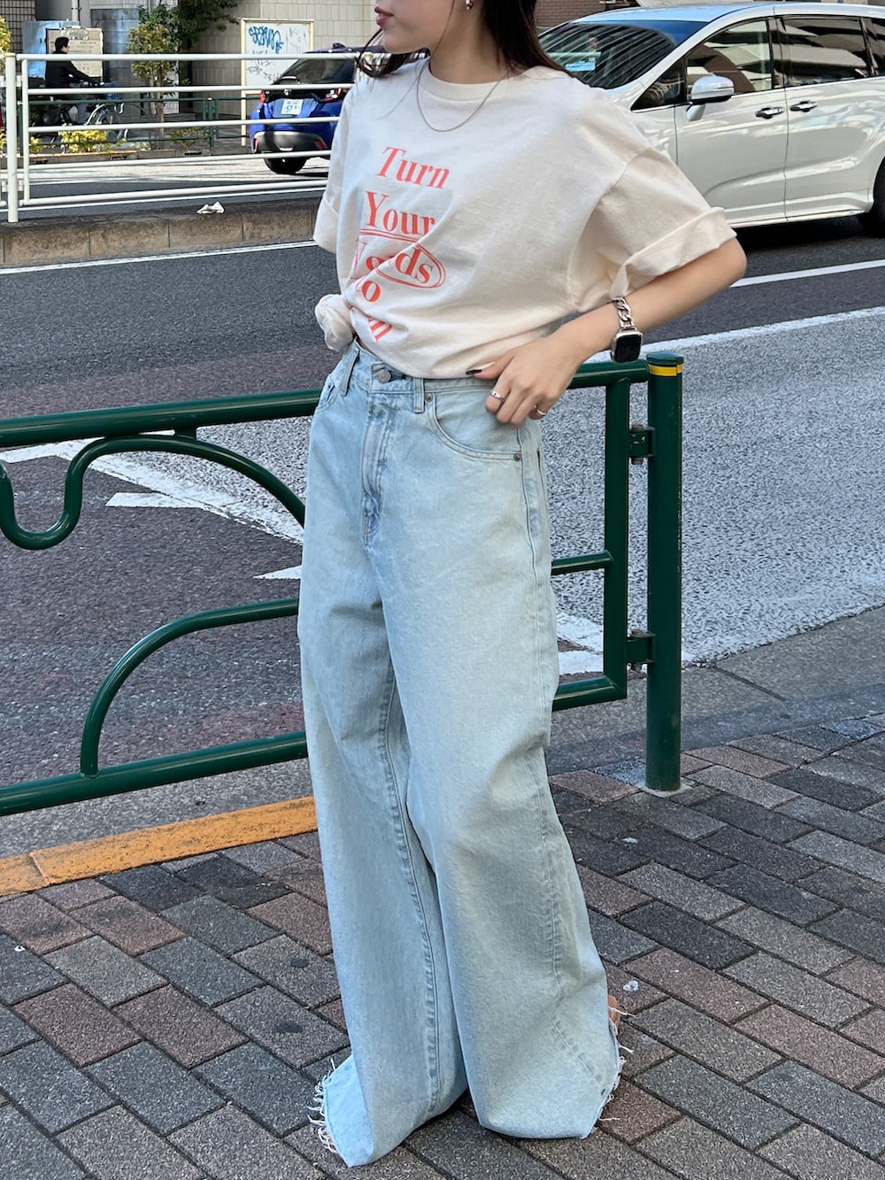 「デニムパンツ、デニムコーデ、デニム、Tシャツ、Tシャツ×デニム、Tシャツコーデ、カジュアルコーデ、カジュアル、カットオフ、カットオフデニム、バギーデニム、夏服コーデ、ゆるコーデ、夏ファッション、夏服」｜「Ungridのカットオフバギールーズデニム（デニムパンツ、ブルー系）」を使った、多田詩音さん（レディース・152cm）の夏コーディネートの8枚目の写真
