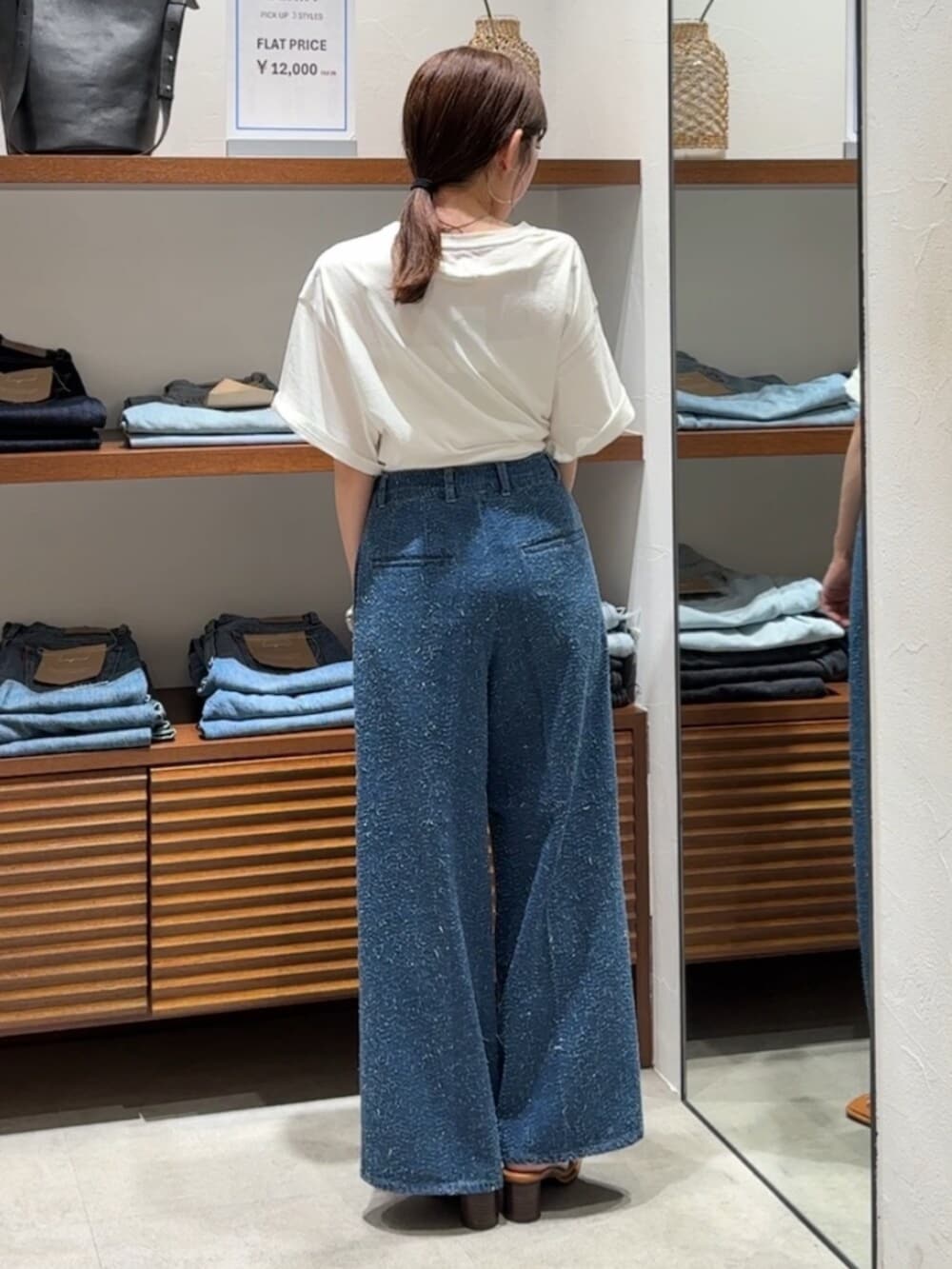 その他のサンダル、ブルー系のデニムパンツ、ホワイト系のTシャツ/カットソーを着用したレディースの春コーディネートの3枚目の写真