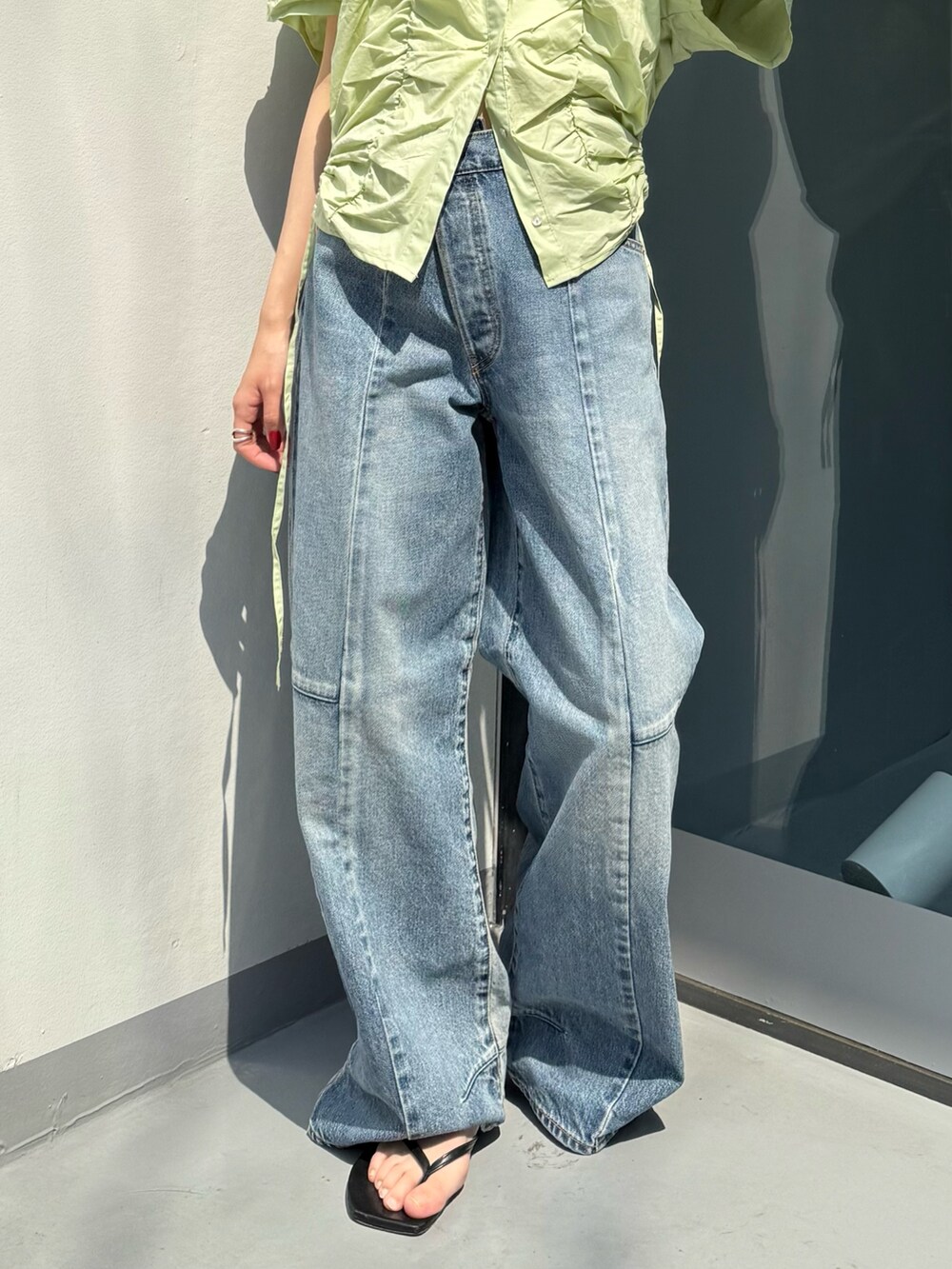 ブラック系のサンダル、ブルー系のデニムパンツ、グリーン系のシャツ/ブラウスを着用したレディースの春コーディネートの7枚目の写真