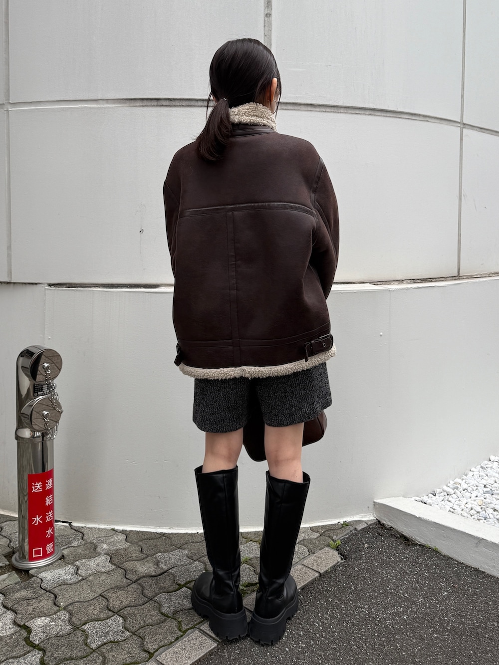 ブラウン系のハンドバッグ、グレー系のその他パンツ、ブラウン系のスウェットを着用したレディースの秋コーディネートの3枚目の写真