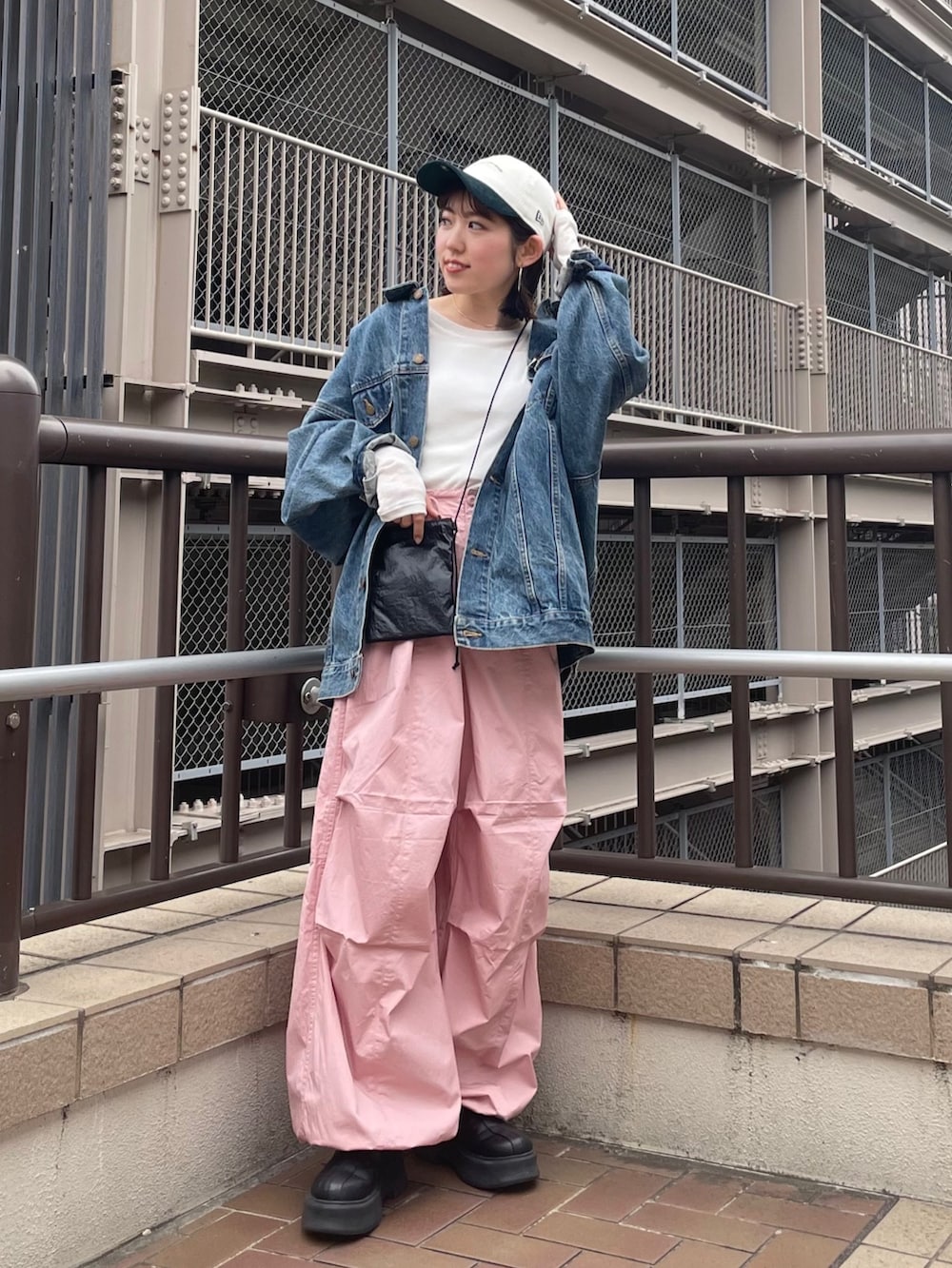 ブラック系のブーツ、ブルー系のデニムジャケット、ホワイト系のTシャツ/カットソーを着用したレディースの冬コーディネートの3枚目の写真