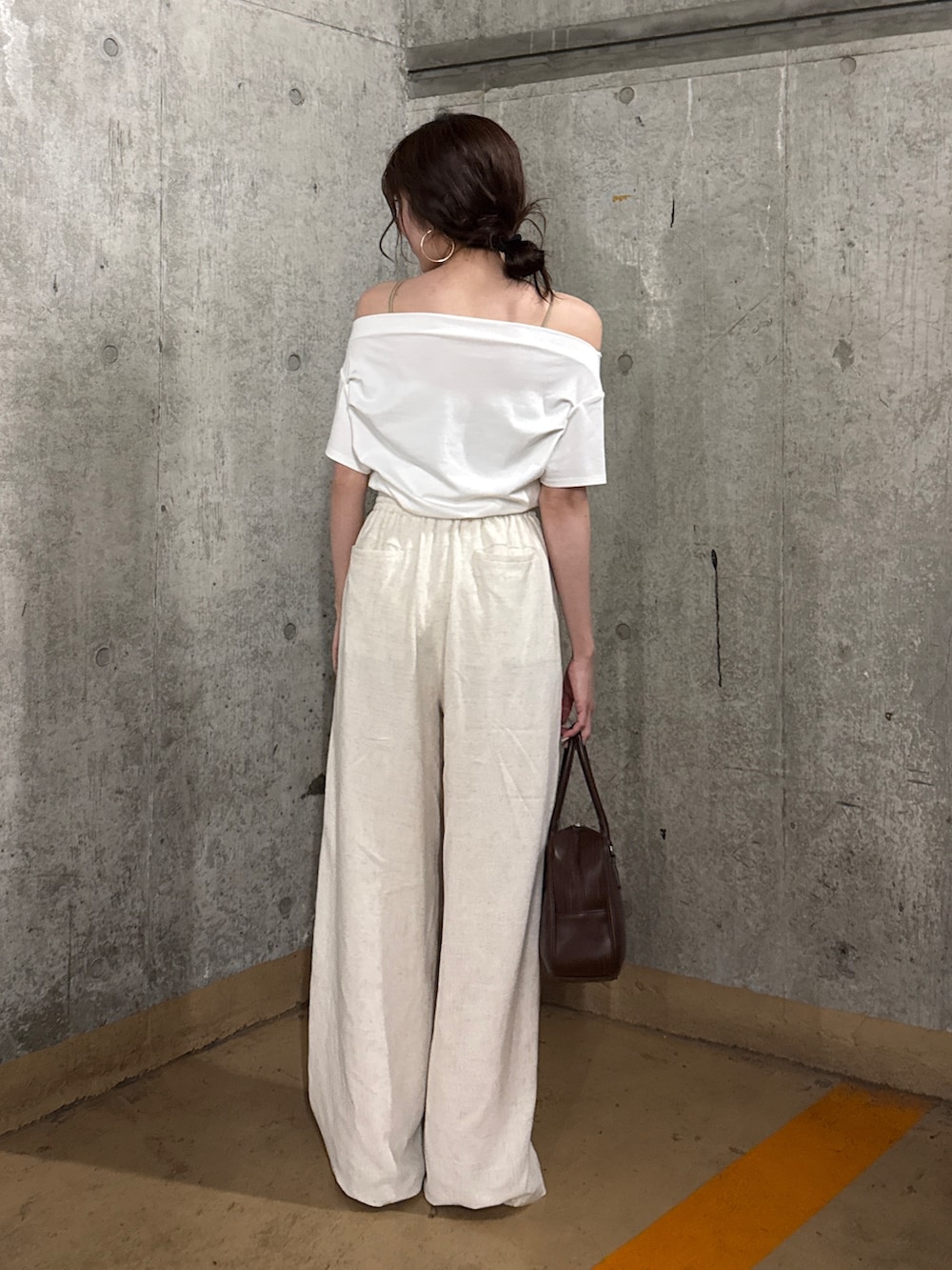 ホワイト系のその他パンツ、ホワイト系のTシャツ/カットソー、ブラウン系のハンドバッグを着用したレディースの夏コーディネートの4枚目の写真