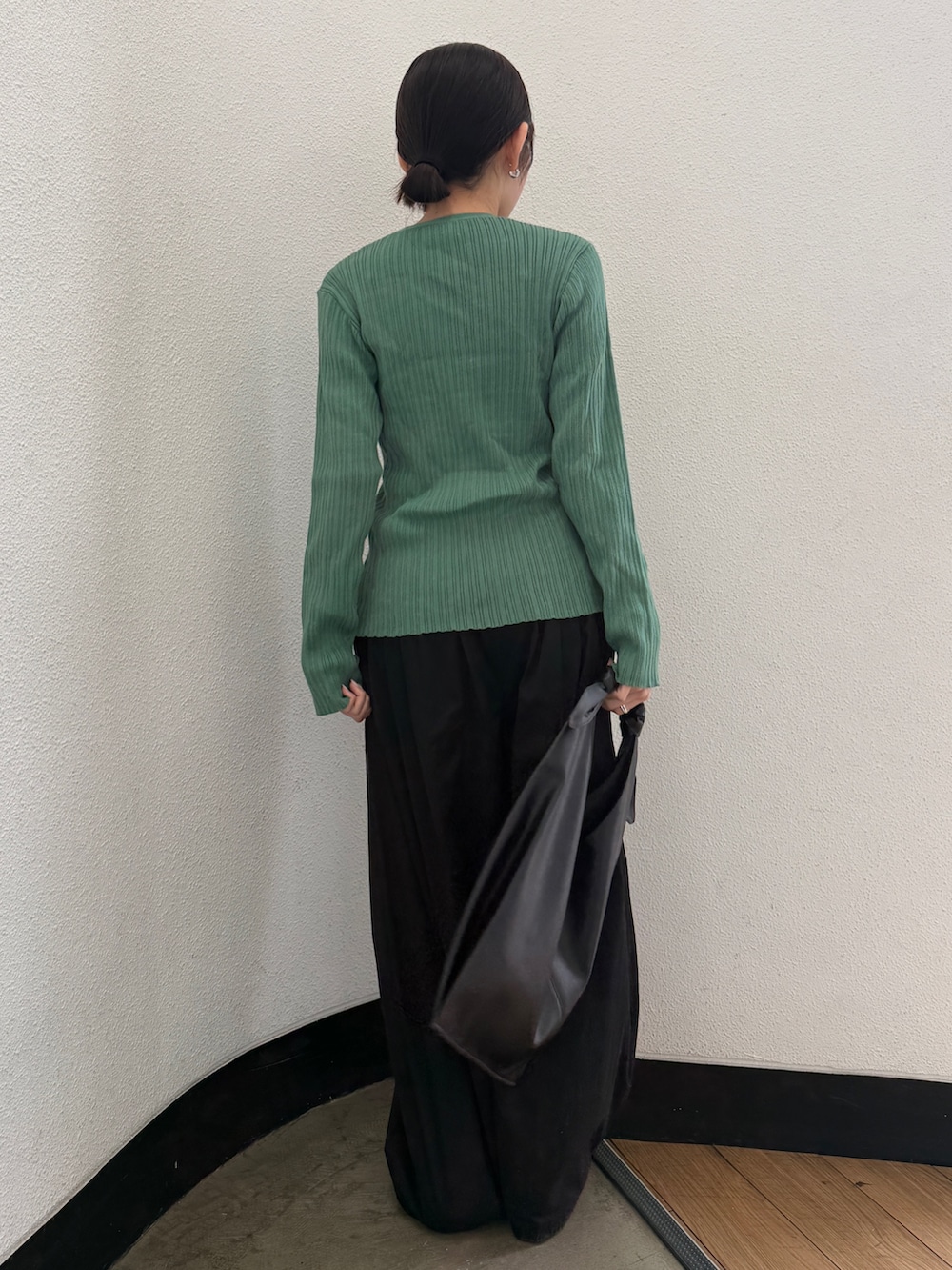 ブラック系のその他パンツ、ブラック系のハンドバッグ、ブラック系のブーツを着用したレディースの春コーディネートの5枚目の写真