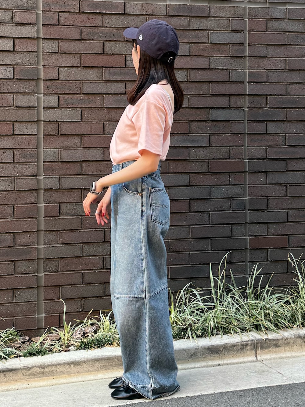 ピンク系のTシャツ/カットソー、ブルー系のデニムパンツ、ブラック系のバレエシューズを着用したレディースの夏コーディネートの3枚目の写真