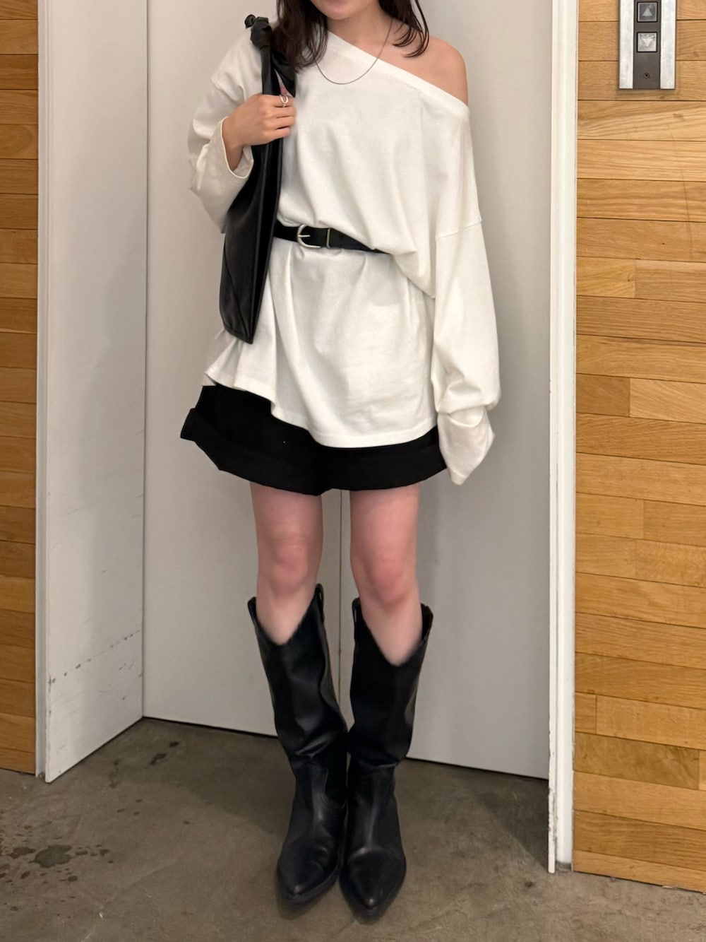 ホワイト系のTシャツ/カットソー、ブラック系のその他パンツ、ブラック系のハンドバッグを着用したレディースの春コーディネートの7枚目の写真